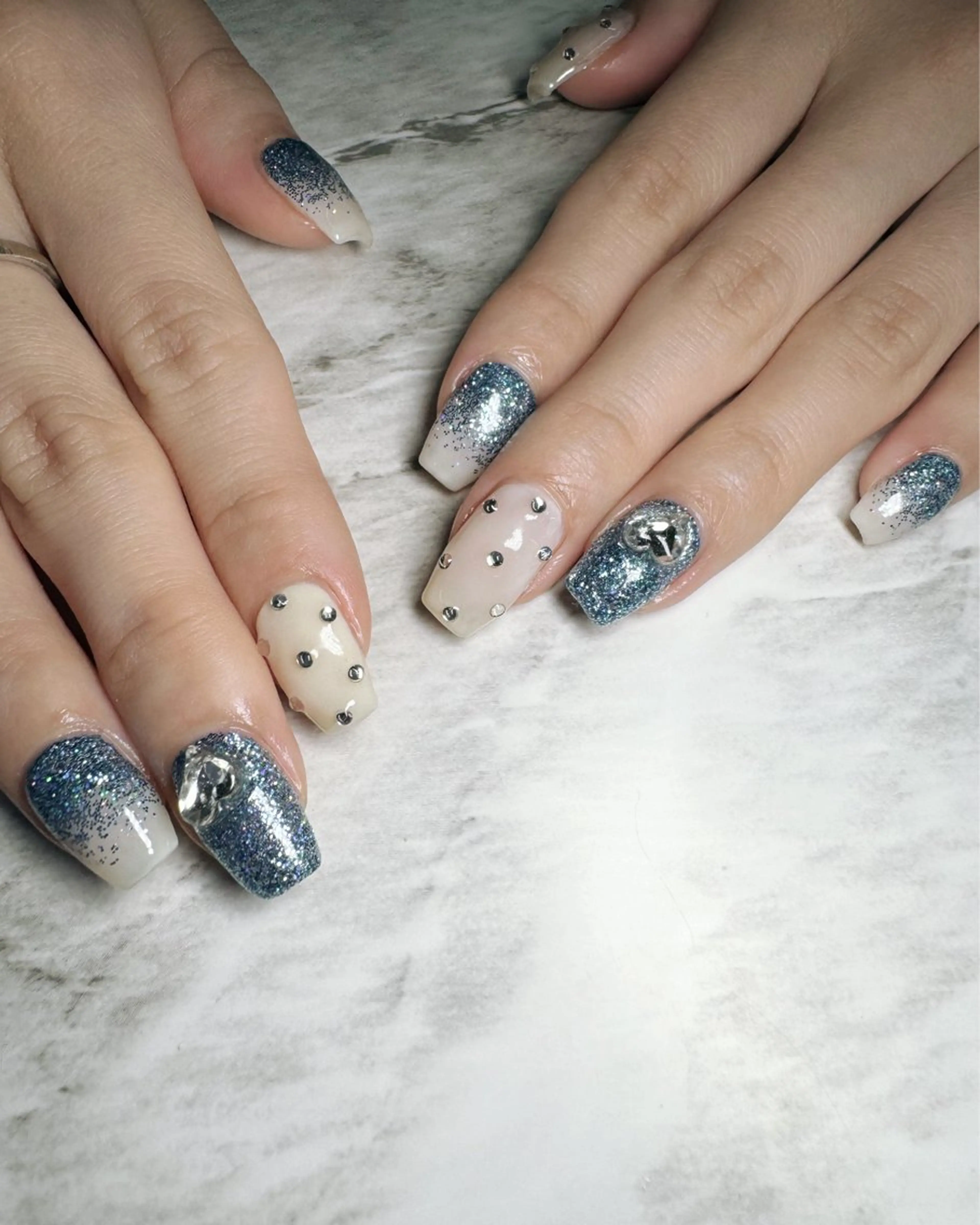 ネイル ブルー ホワイト ハンドネイル フットネイル ハンドケア ✴︎:.｡. MAKI.｡.:✴︎のネイルデザイン