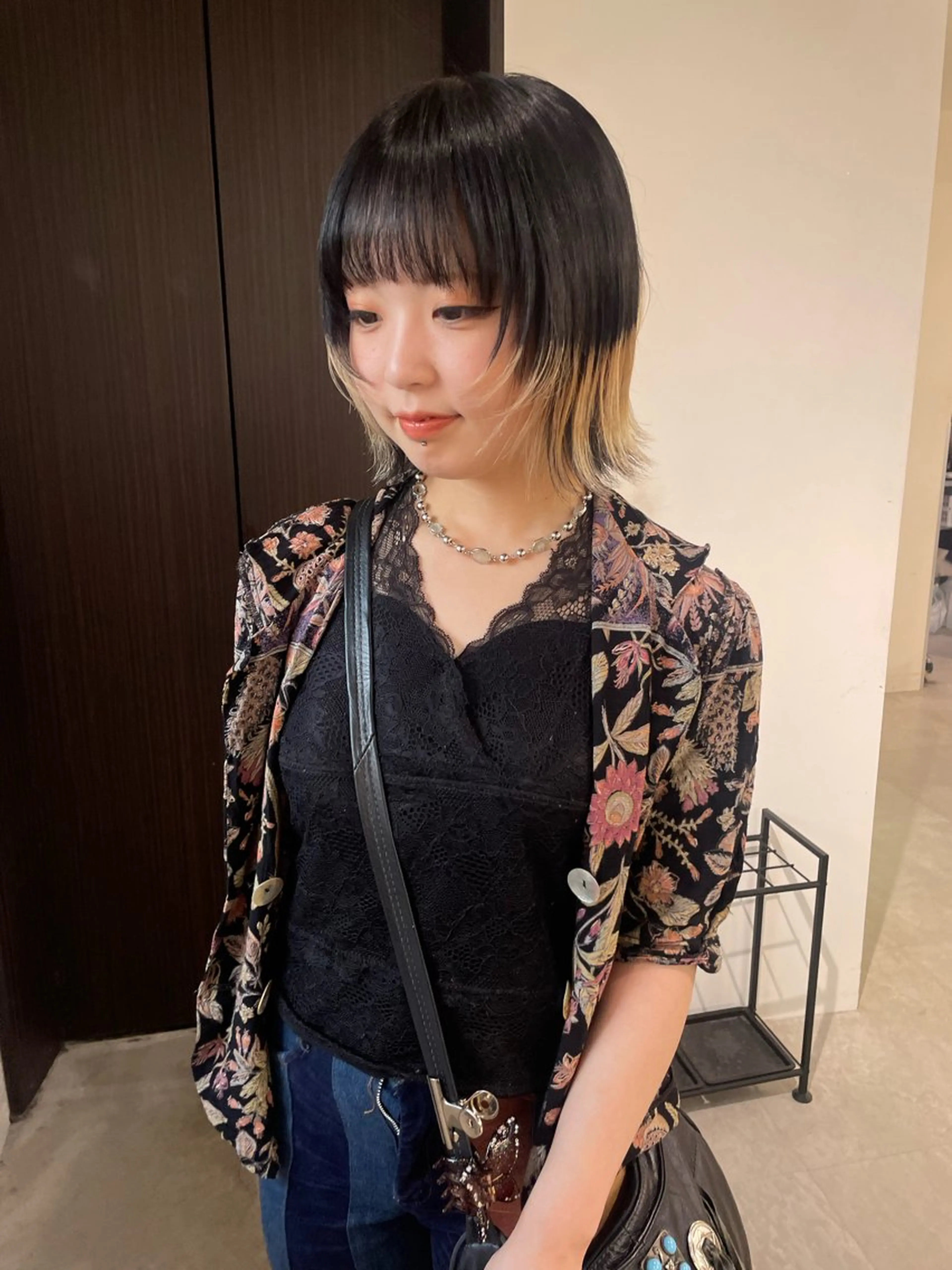 ミディアム カラー ベージュカラー ブリーチ ケアブリーチ デザインカラー ダブルカラー カット ヘアカラー トリートメント MIU/ルーツカラー 顔まわりレイヤーのヘアスタイル