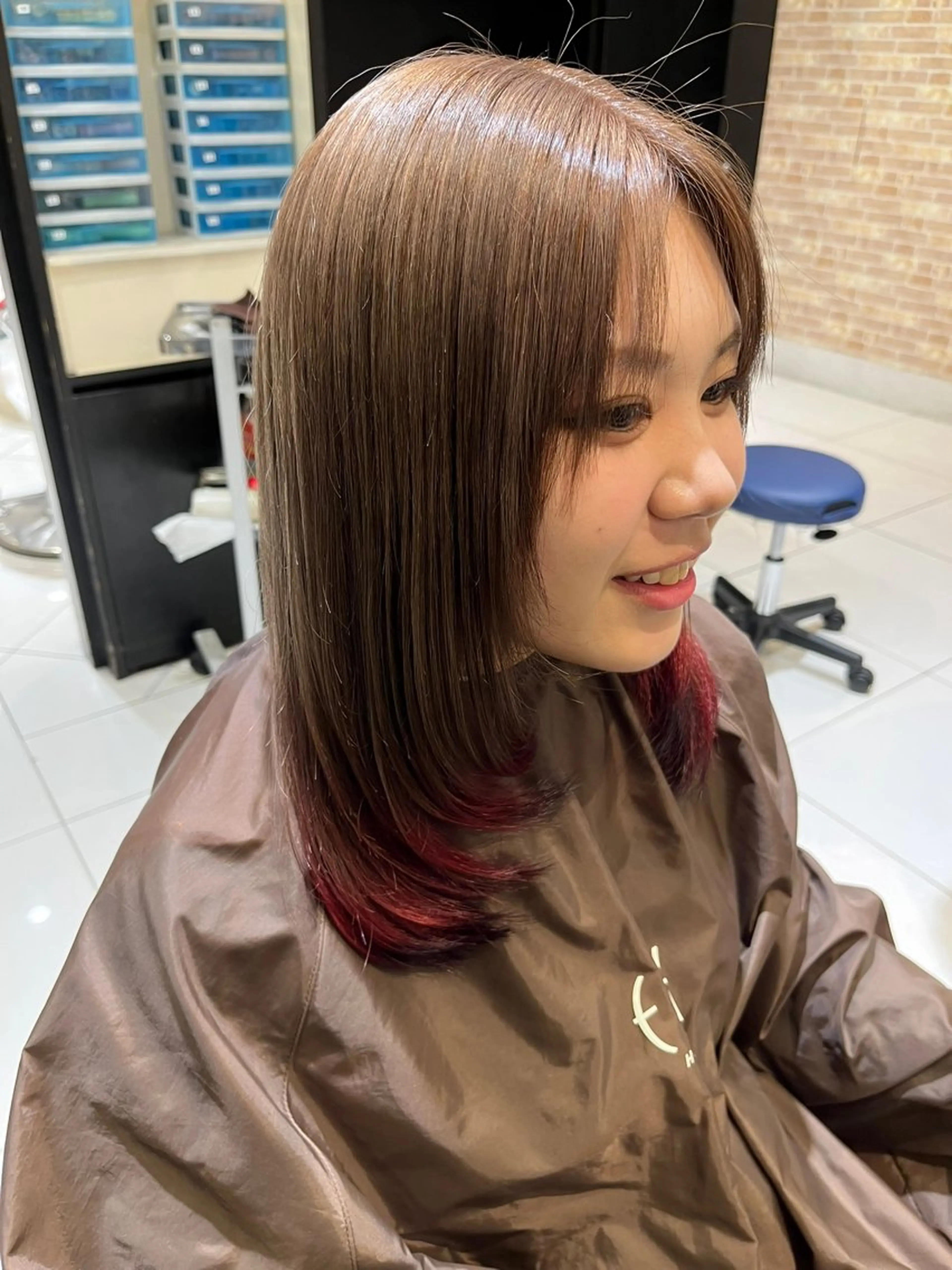 セミロング カラー ブリーチ ケアブリーチ デザインカラー レイヤーカット ヘアカラー トリートメント 髪質改善美容師 鈴木のヘアスタイル