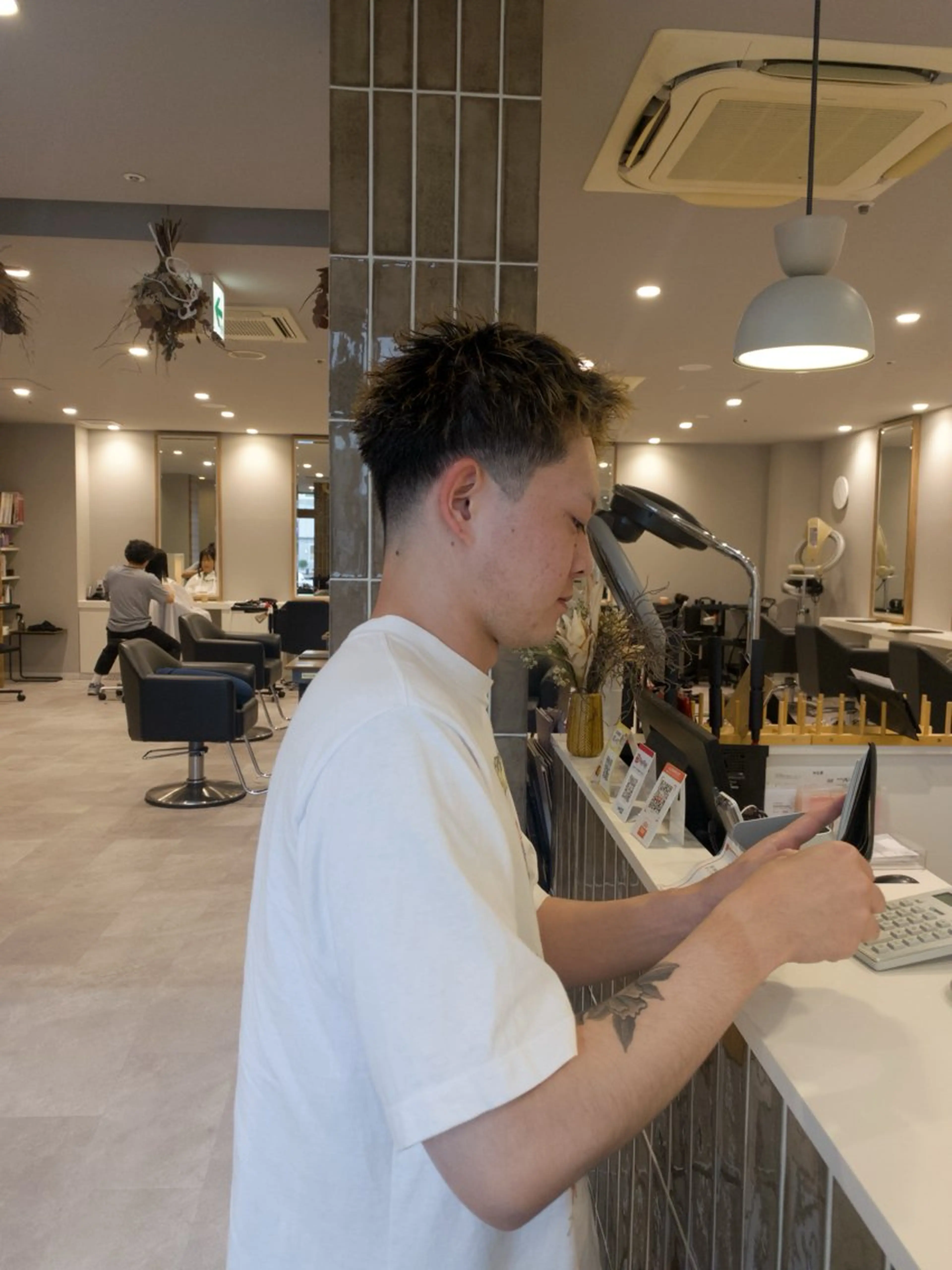 メンズ フェードカット スパイキーショート 間城 樹里のヘアスタイル