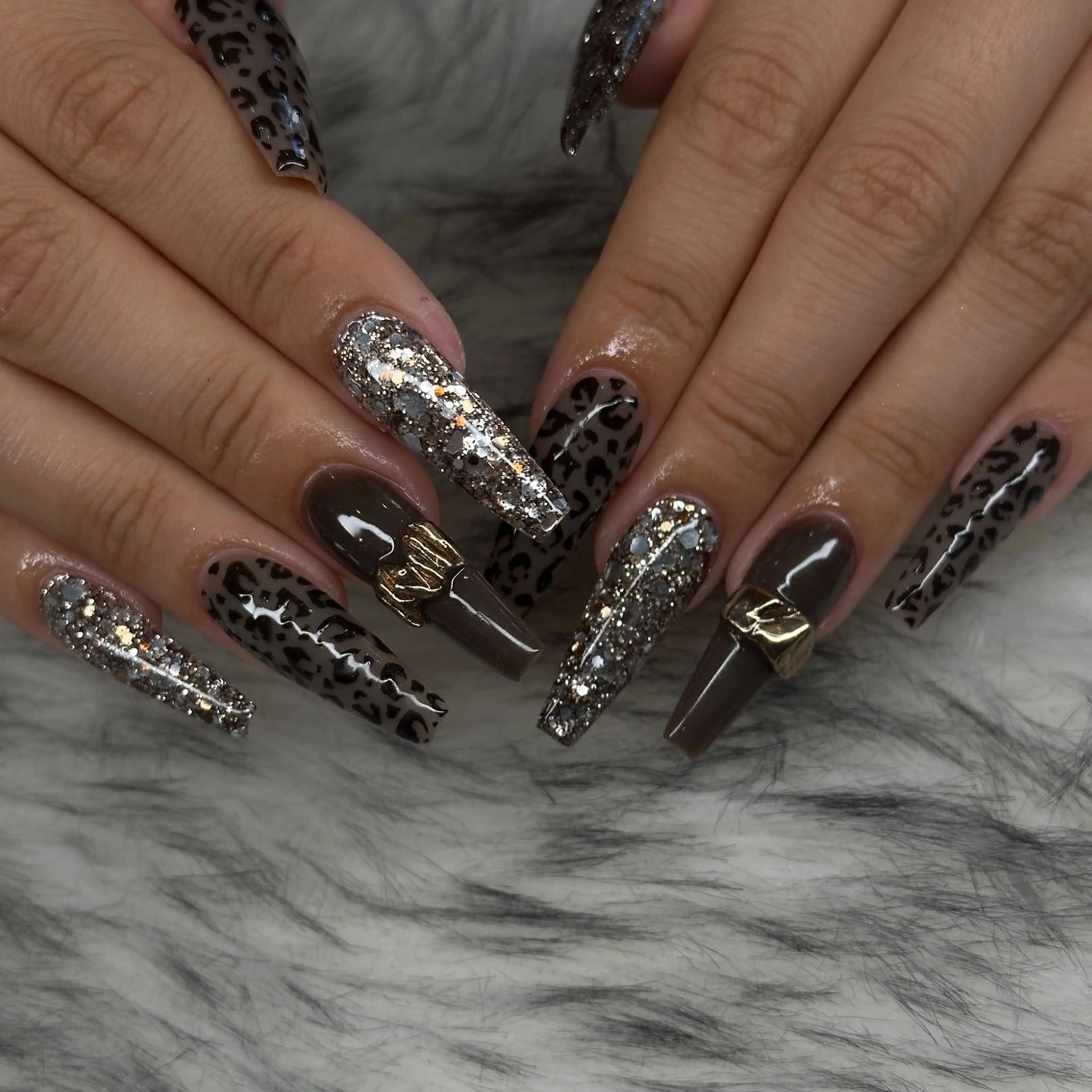 ロング ハンドネイル Whity kiriのネイルデザイン