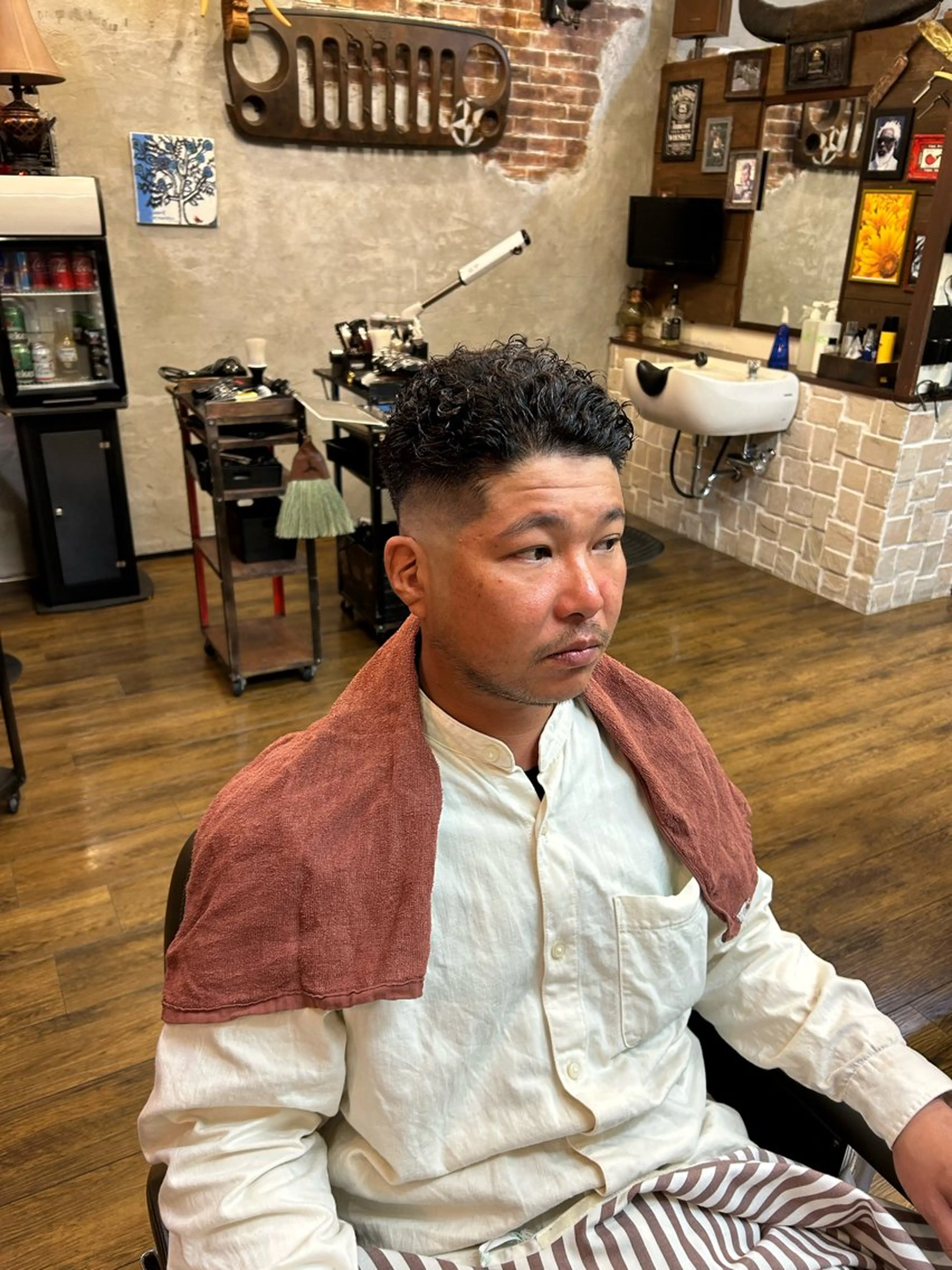 ショート パーマ メンズ フェードカット メンズパーマ スキンフェード ナイルプラス ヨウのヘアスタイル