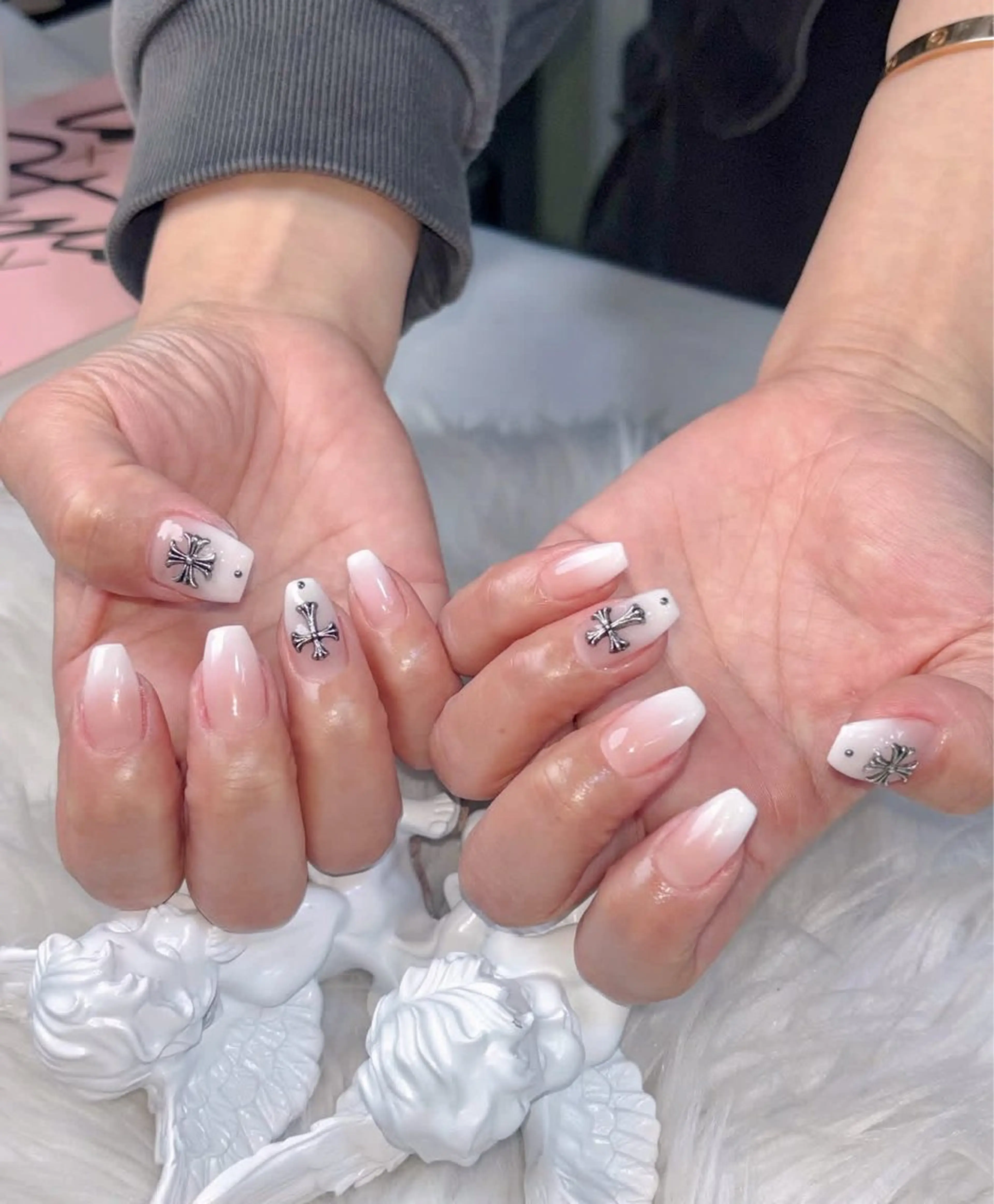 ネイル キラキラネイル マグネットネイル ぷっくりネイル 春ネイル ワンホンネイル ハンドネイル Lyna 池袋のネイルデザイン