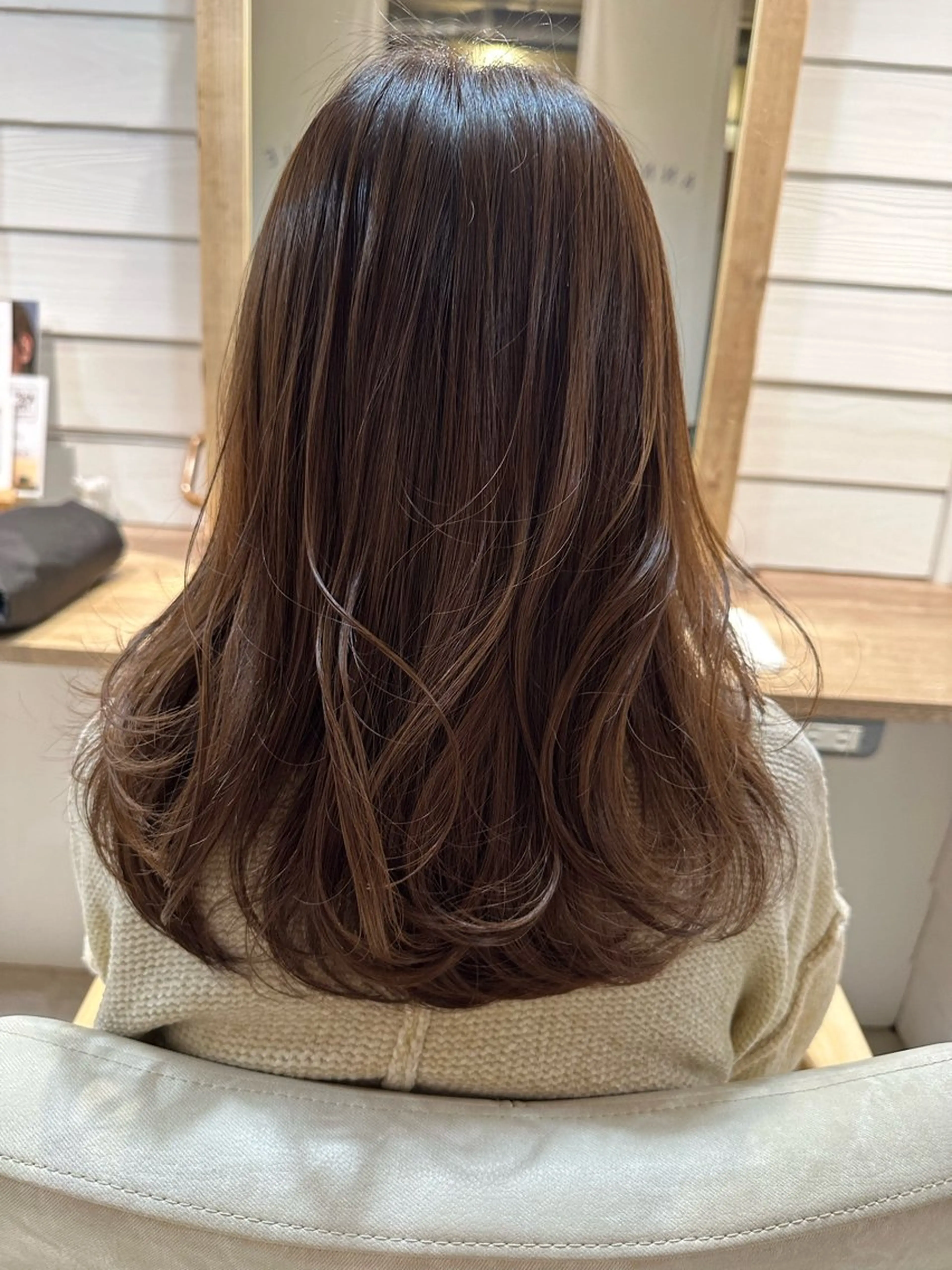 セミロング カラー ブラウンカラー チョコレートブラウン Annie 吉田 裕美のヘアスタイル