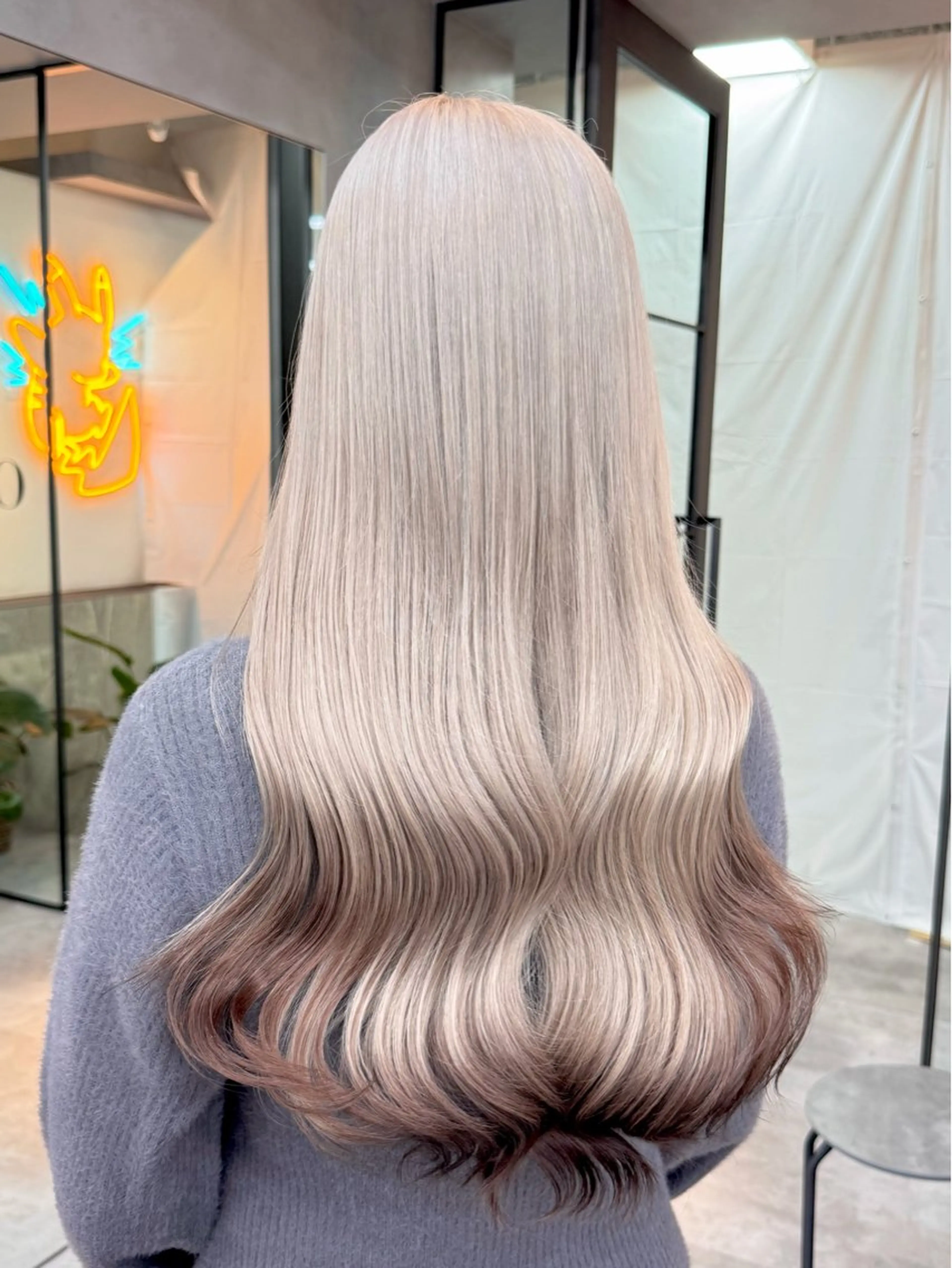 ロング カラー ヘアカラー 🇰🇷韓国風ハイ トーンKANA🖤のヘアスタイル