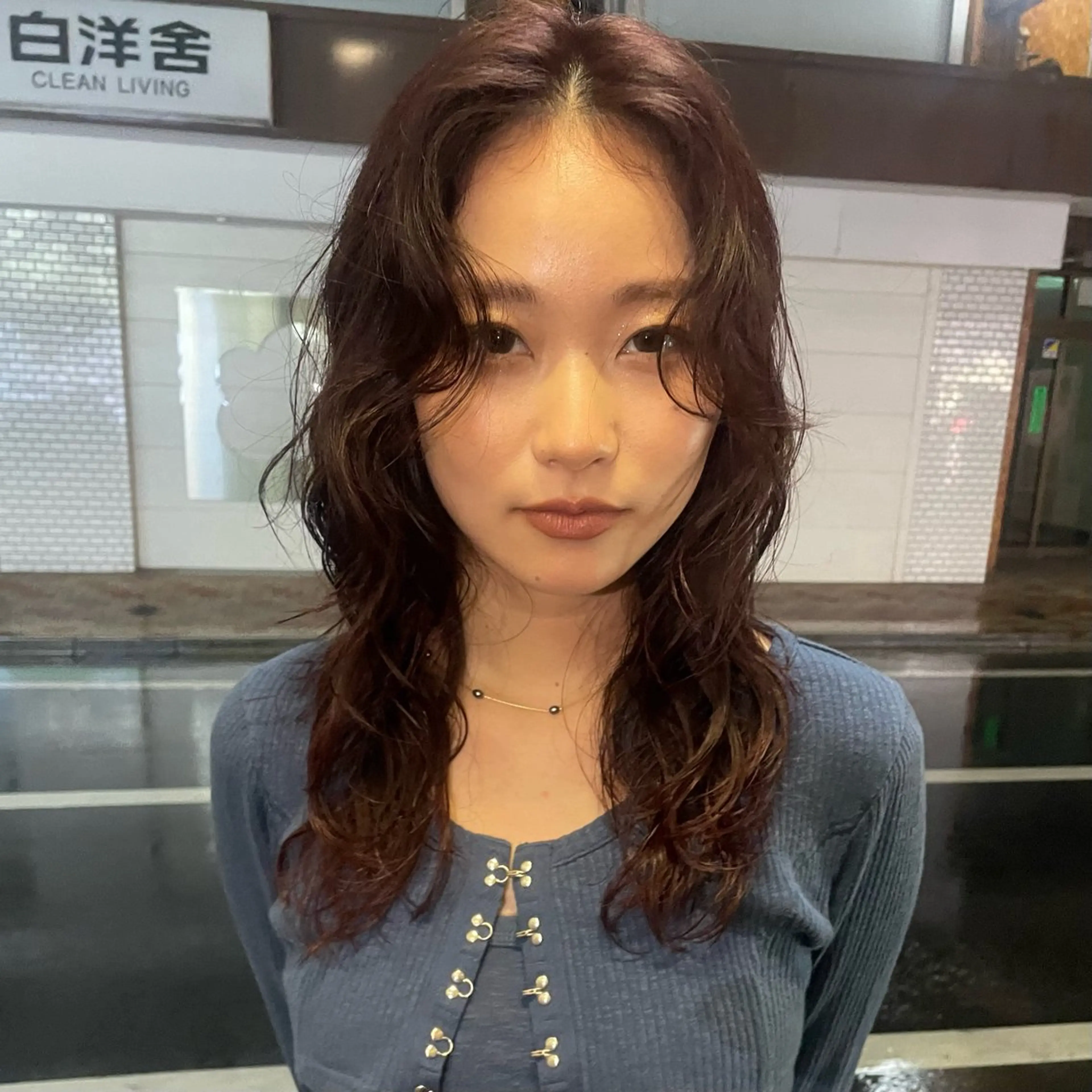 セミロング mio ／ハイトーンのヘアスタイル