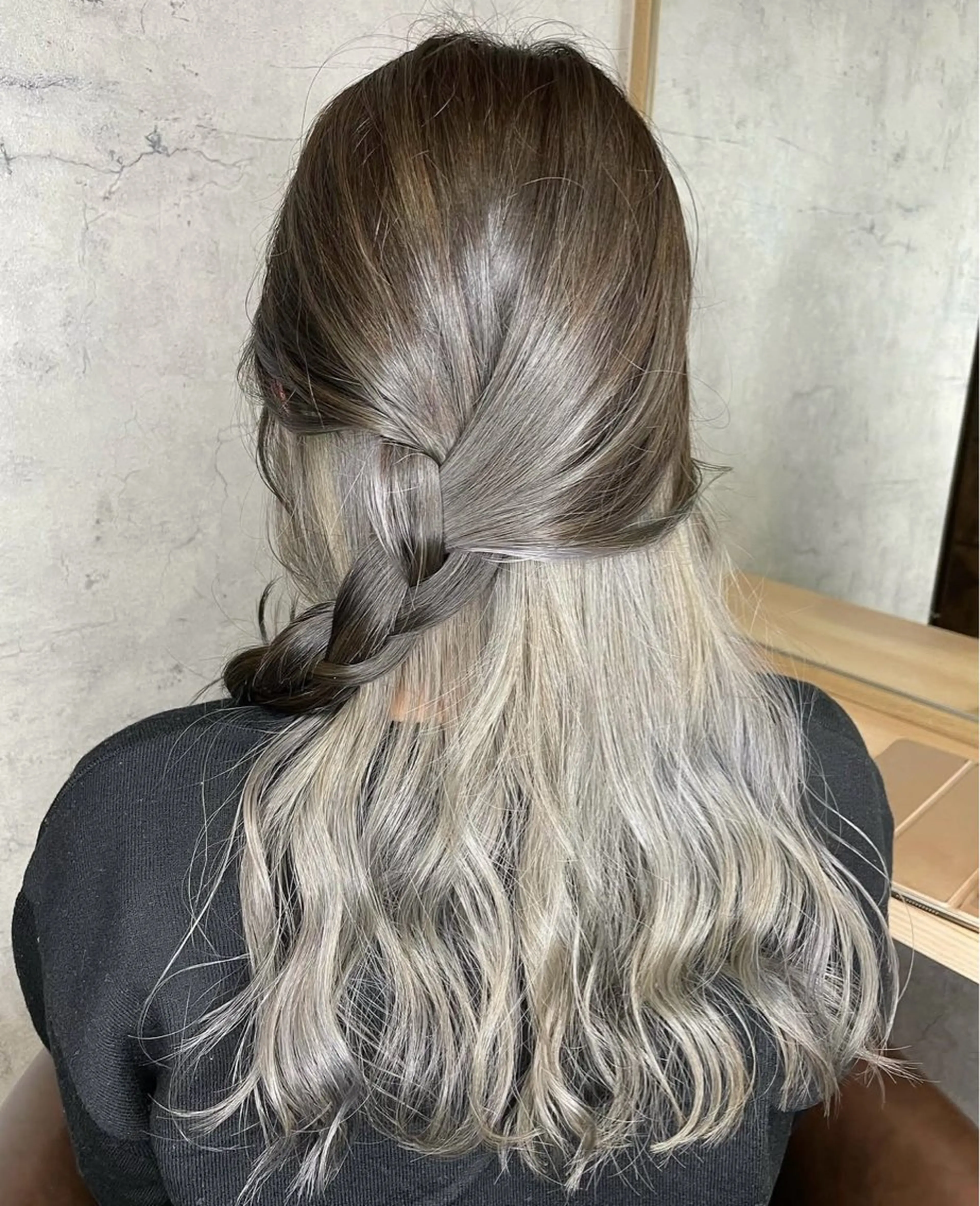 ロング カラー ヘアアレンジ インナーカラー シルバー ホワイトシルバー ヘアカラー トリートメント ヘアセット トップスタイリスト Shoyaのヘアスタイル