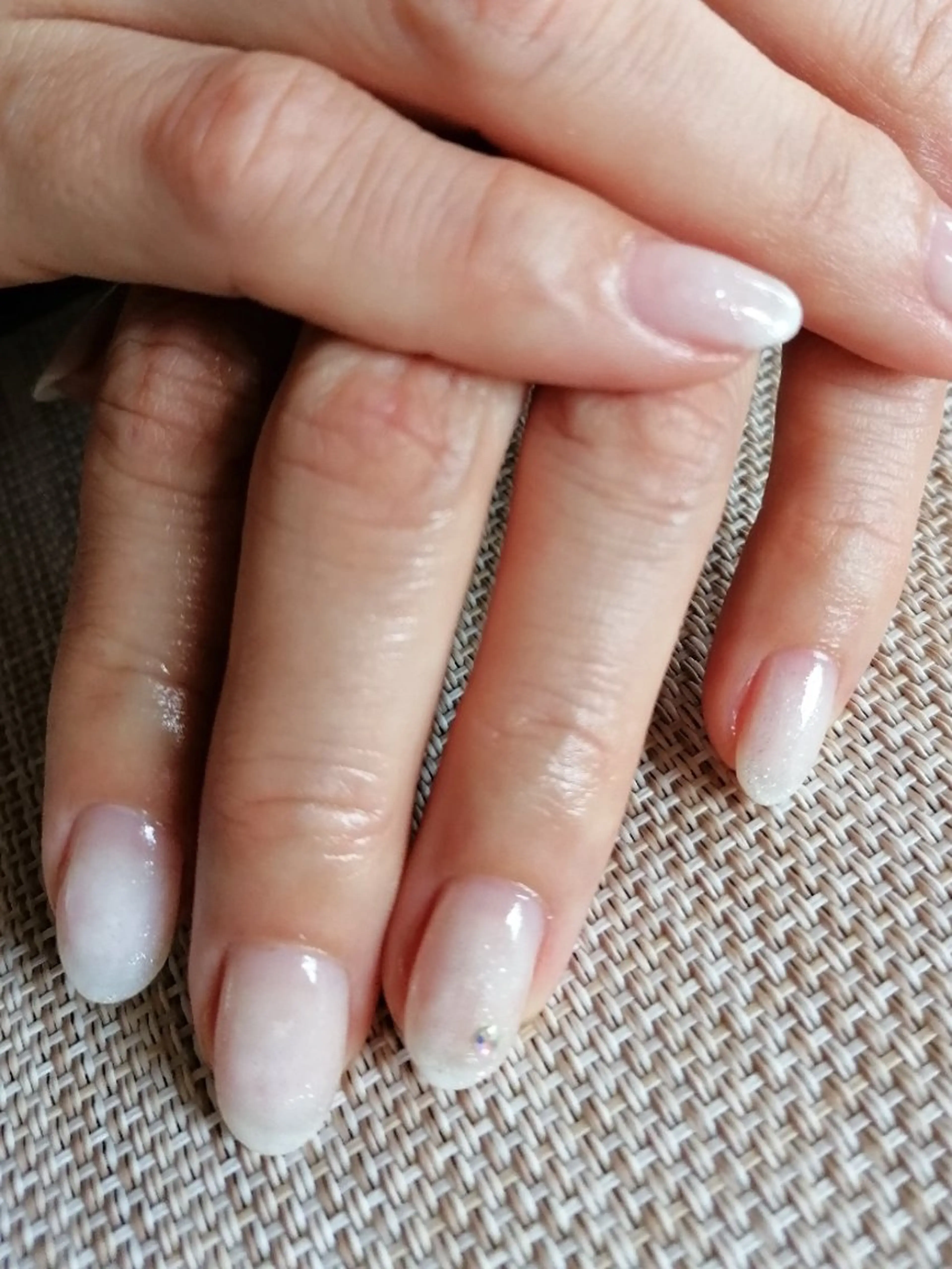 ネイル オーロラネイル グラデーション ストーンネイル ホワイト Nail Salon Orangeのネイルデザイン