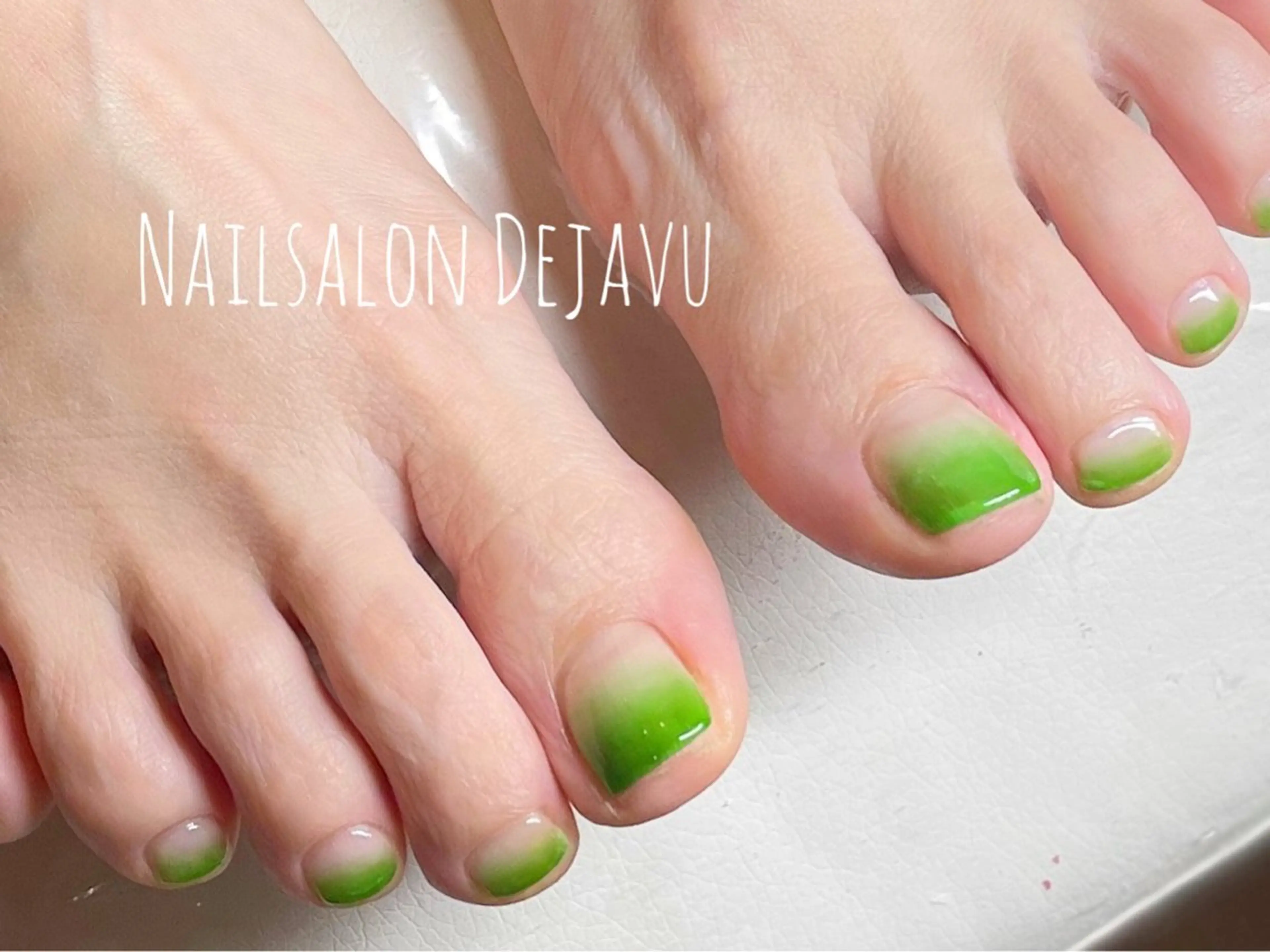 ネイル フットネイル グラデーション グリーン フットネイル Nailsalon Dejavuのネイルデザイン