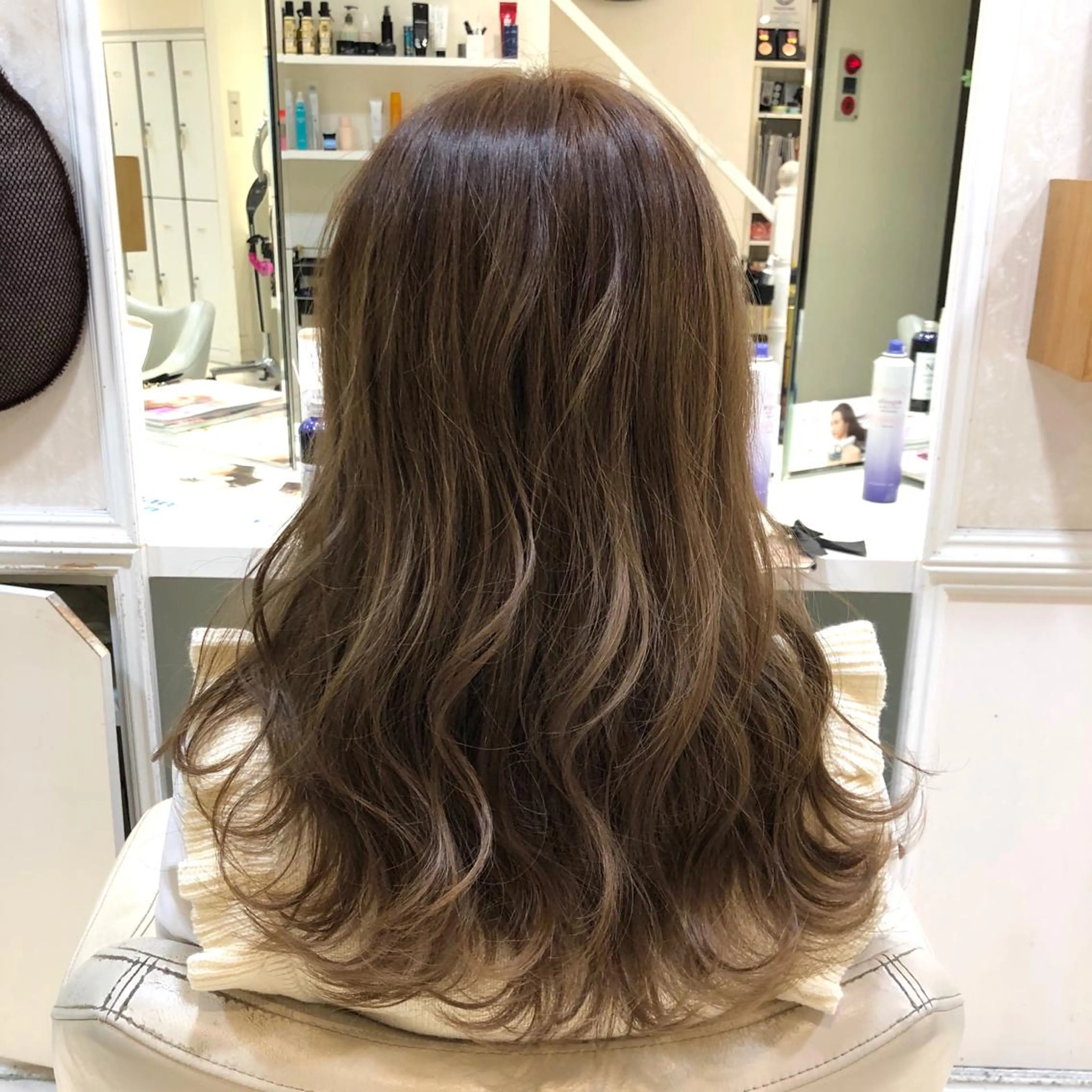 セミロング カラー ベージュカラー ブリーチ ケアブリーチ イルミナカラー ミルクティーベージュ ヘアカラー トリートメント 🌈ぷる艶カラー🌈 髪質改善👑柳沼尚貴のヘアスタイル