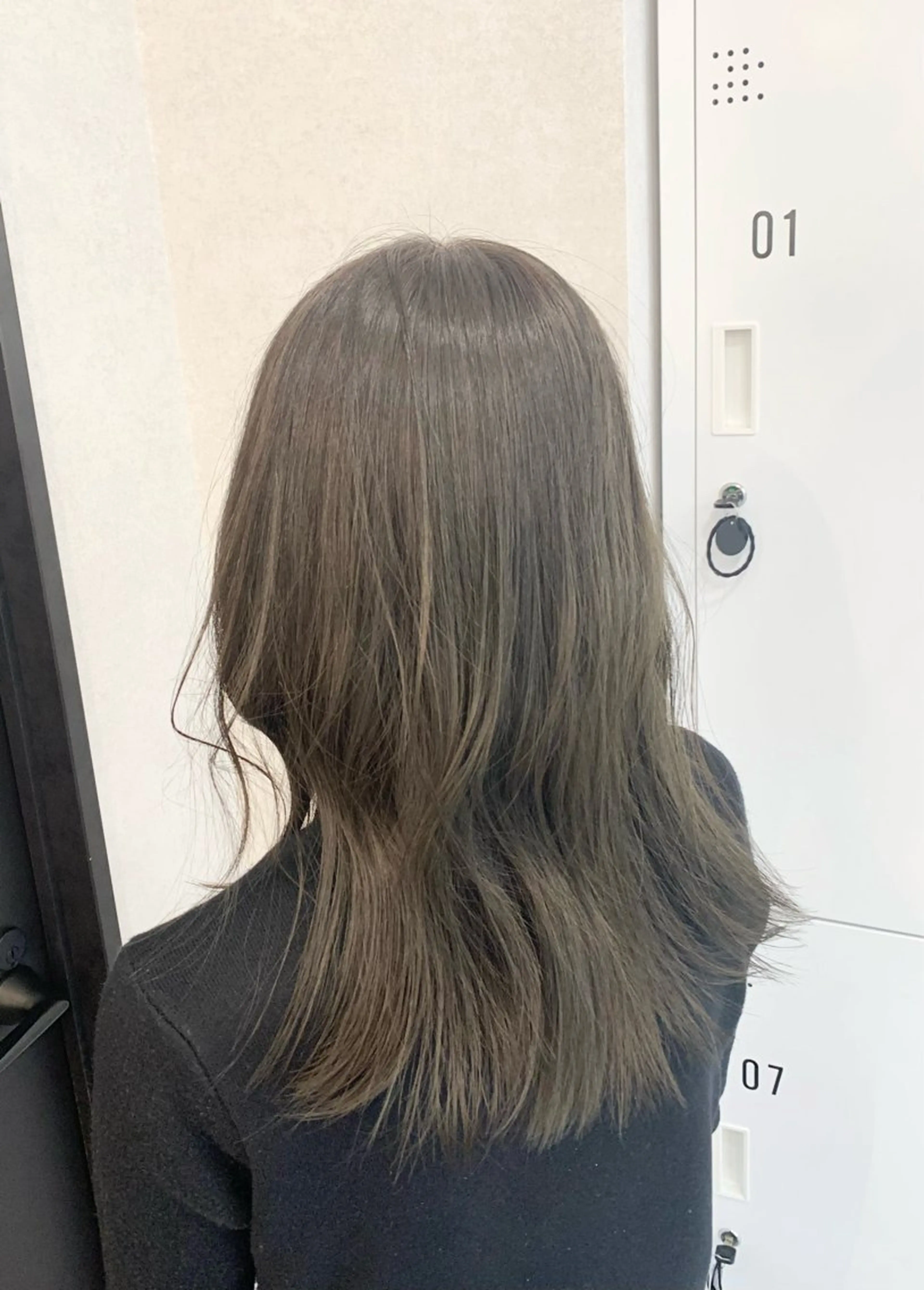 セミロング カラー ブリーチ 透明感カラー グレージュ ブリーチなしカラー オリーブグレージュ 臼井 真人のヘアスタイル