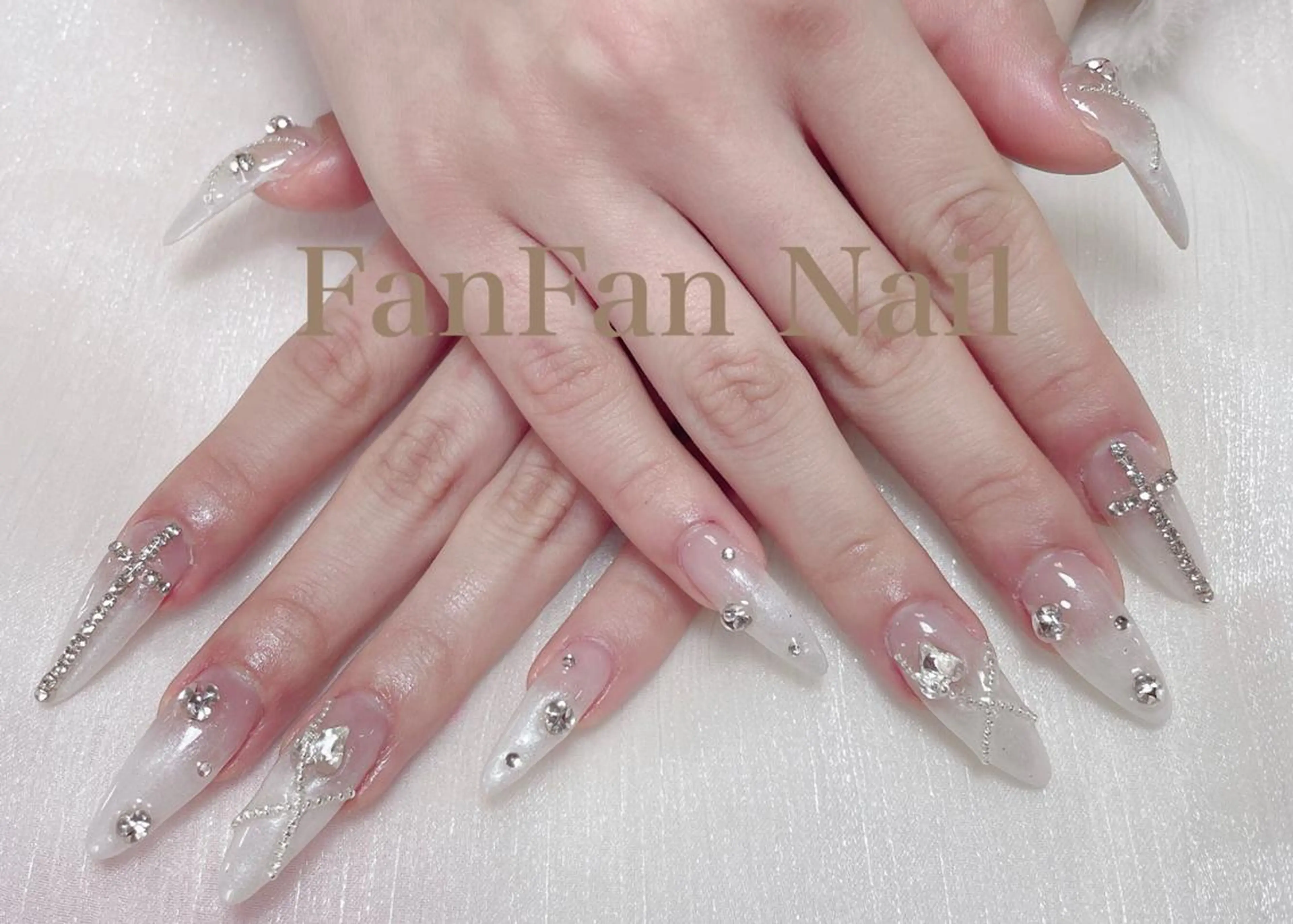 ネイル アートネイル オーロラネイル ガーリー キラキラネイル 韓国ネイル Fanfan  長さ出し専門のネイルデザイン