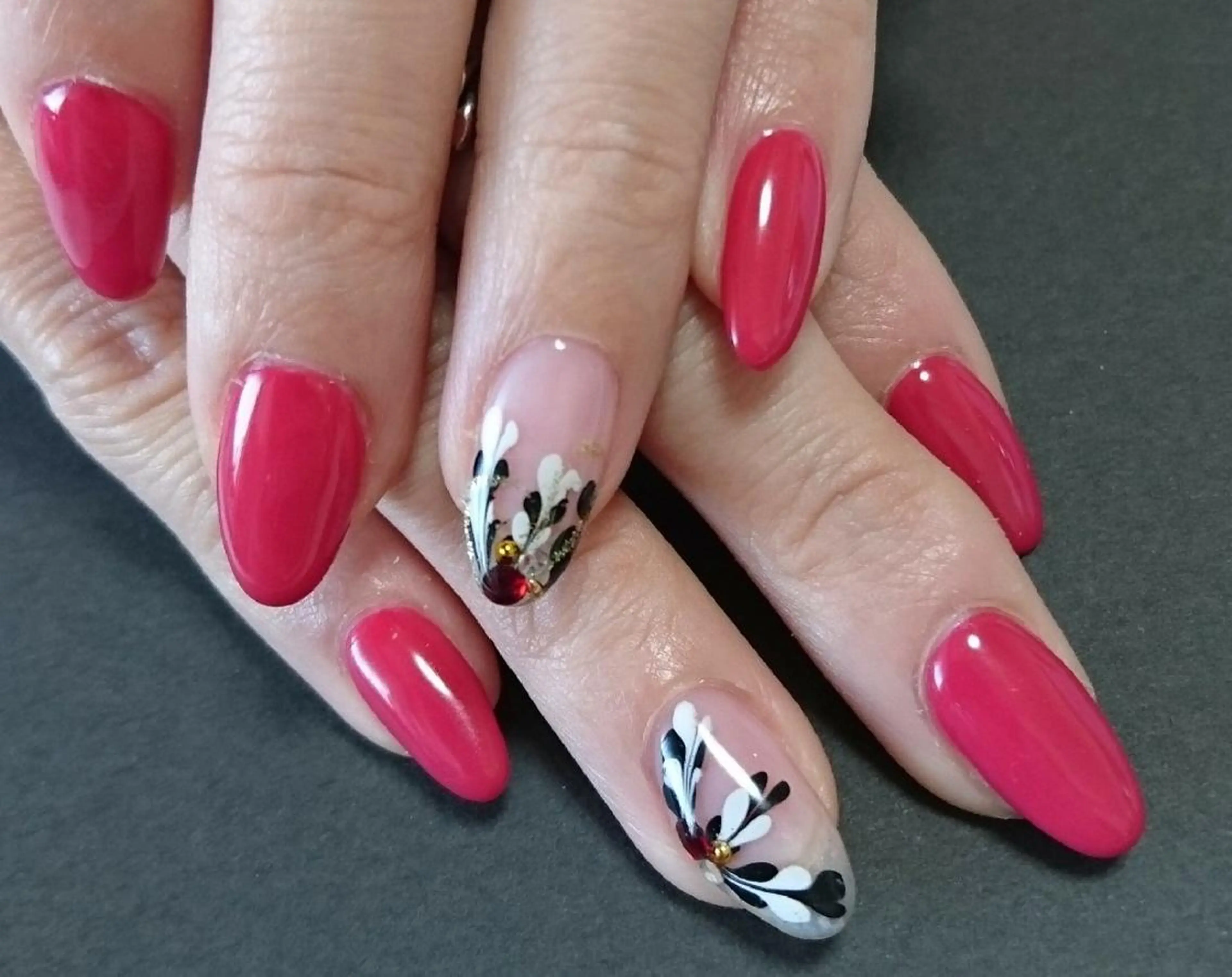 ネイル ワンカラーネイル ピーコックネイル 赤色 ハンドネイル Lilith Nailのネイルデザイン