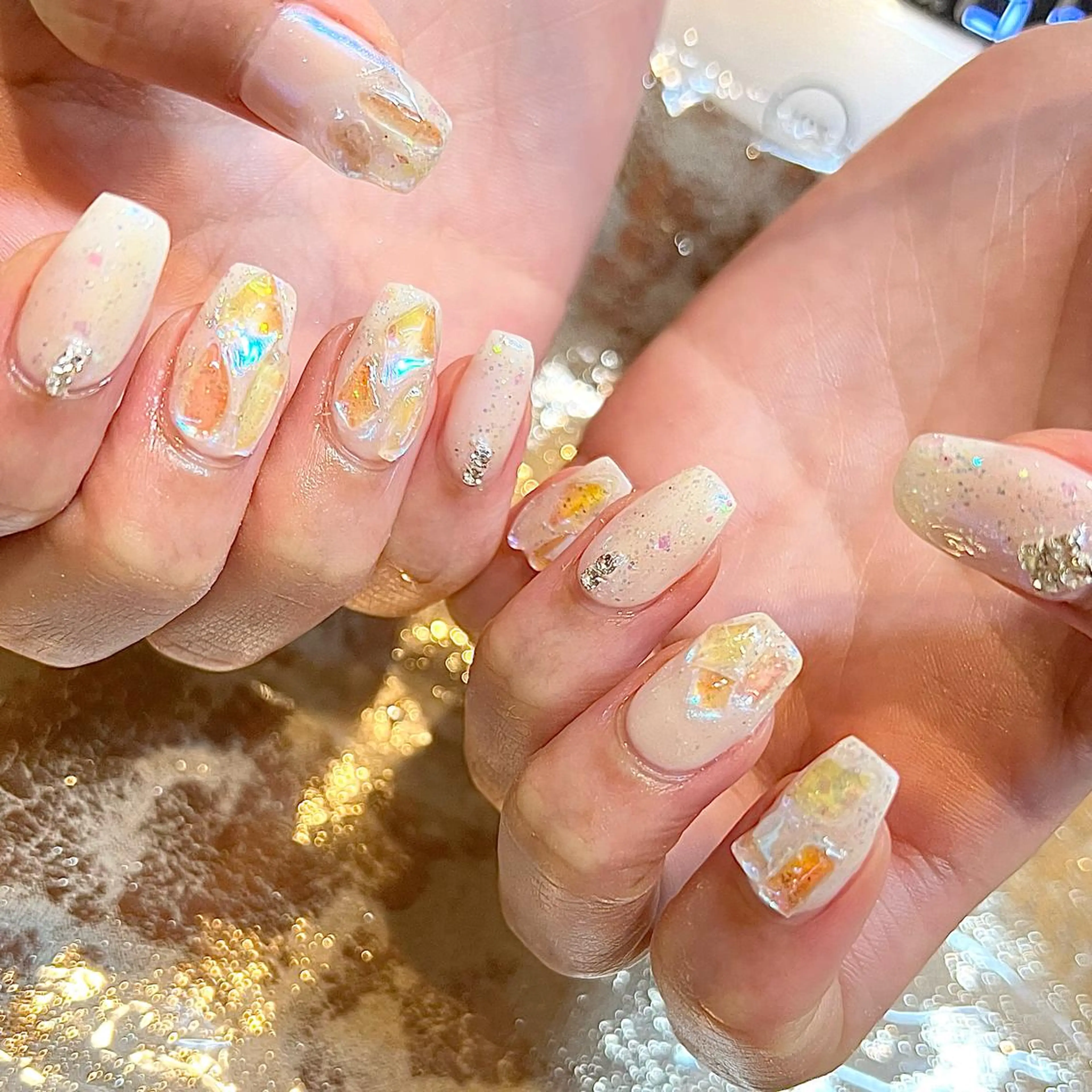 ミディアム ネイル オーロラネイル ストーンネイル ハンドネイル H🌺 NAILのネイルデザイン