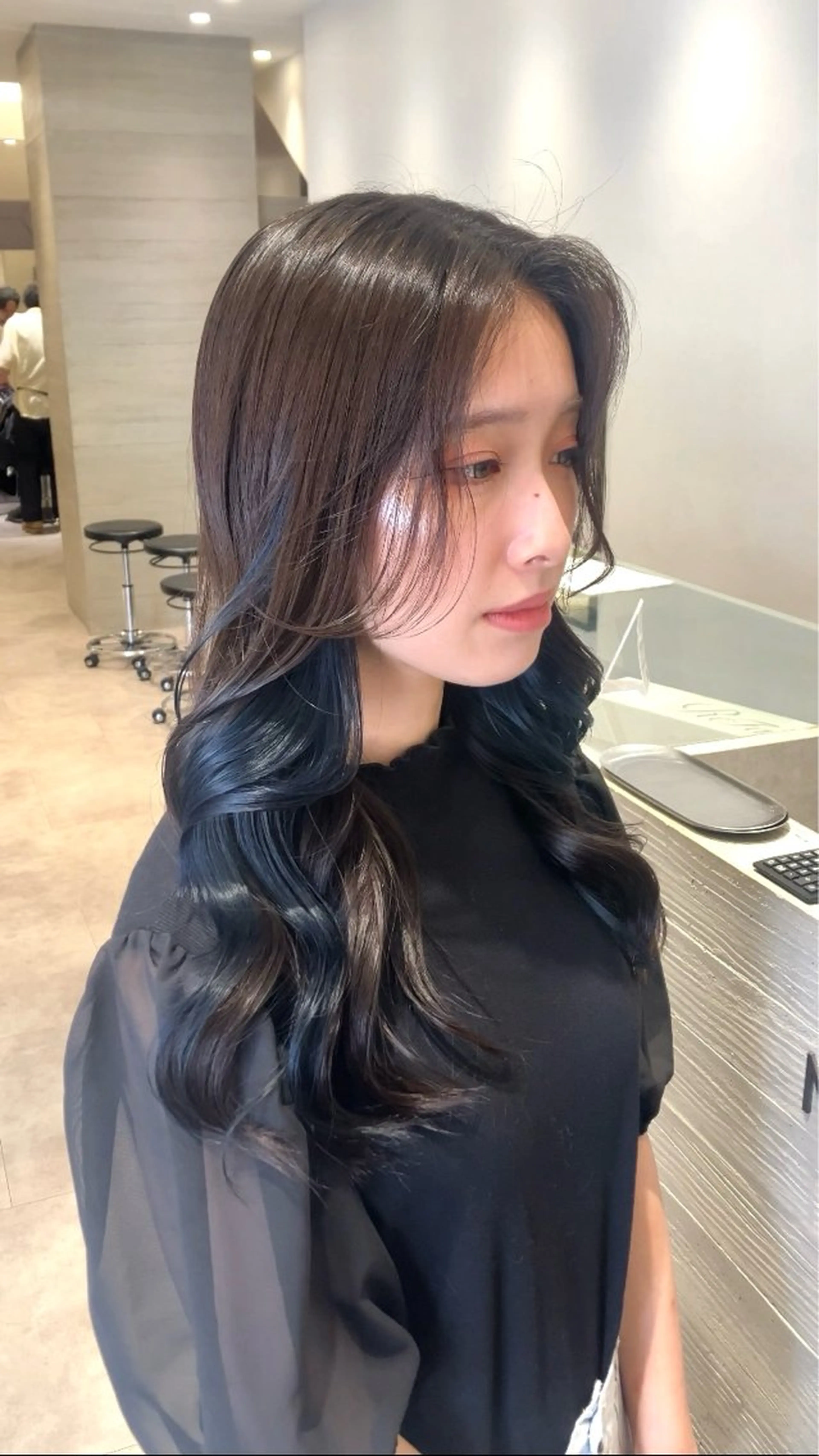 ロング カラー ブリーチ ネイビーカラー ヘアカラー サキ🤍ハイトーン 🩰くびれ巻きヘアのヘアスタイル