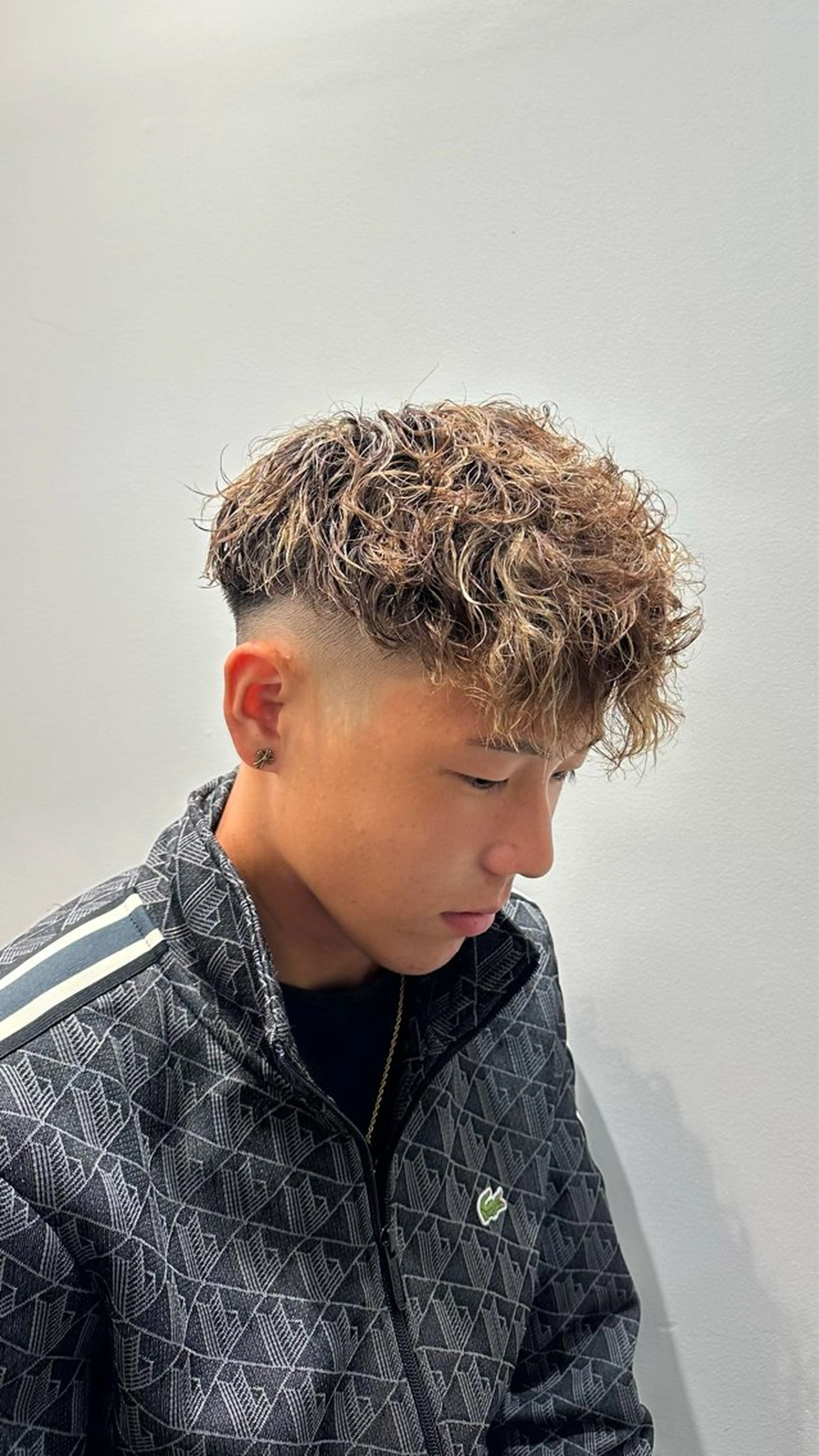 ショート カラー パーマ メンズ フェードカット メンズハイライト スキンフェード スペインカール ハイライトカラー カット ヘアカラー パーマ 三浦 流星のヘアスタイル