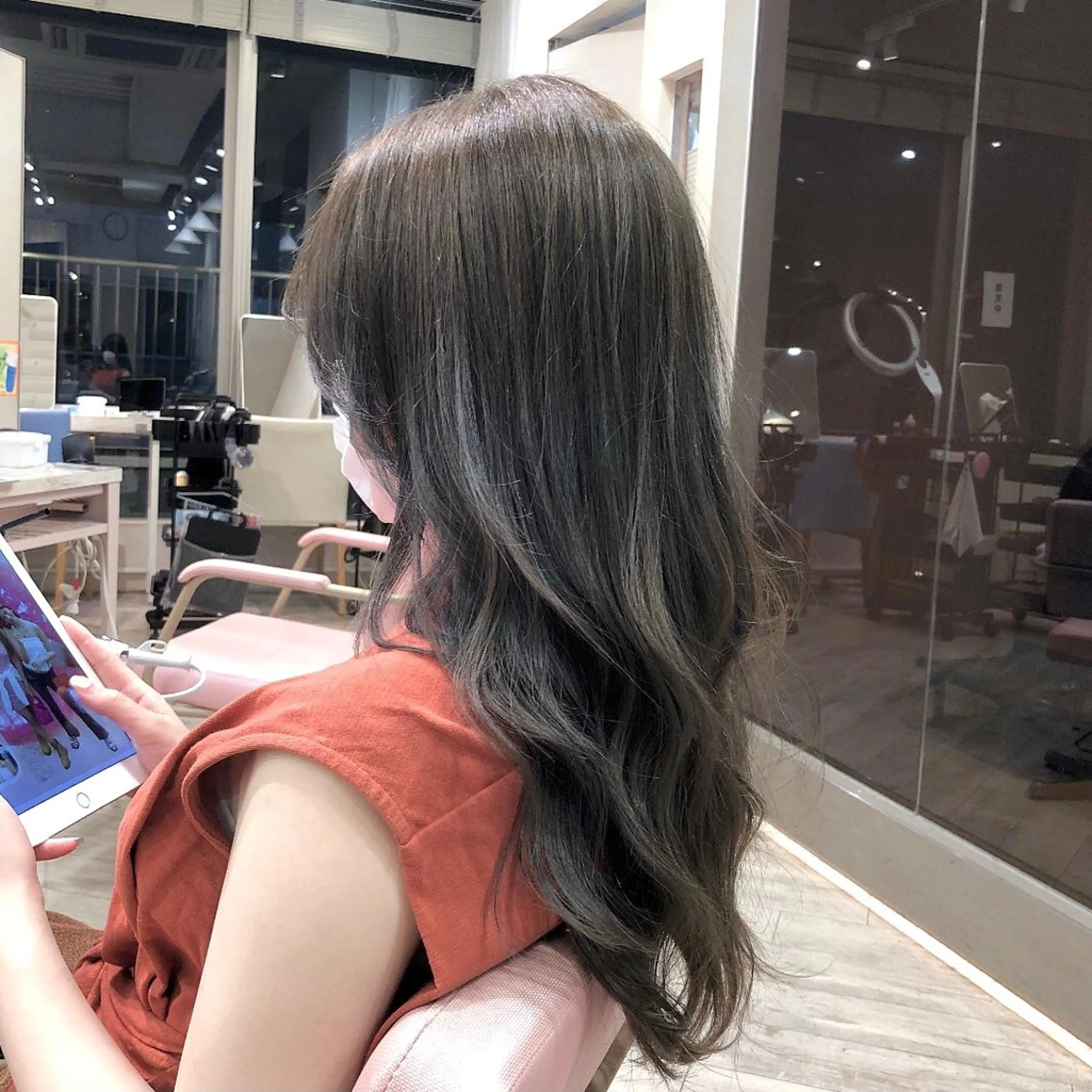 セミロング カラー モテ髪×トレンド💕 小顔レイヤー 金井のヘアスタイル