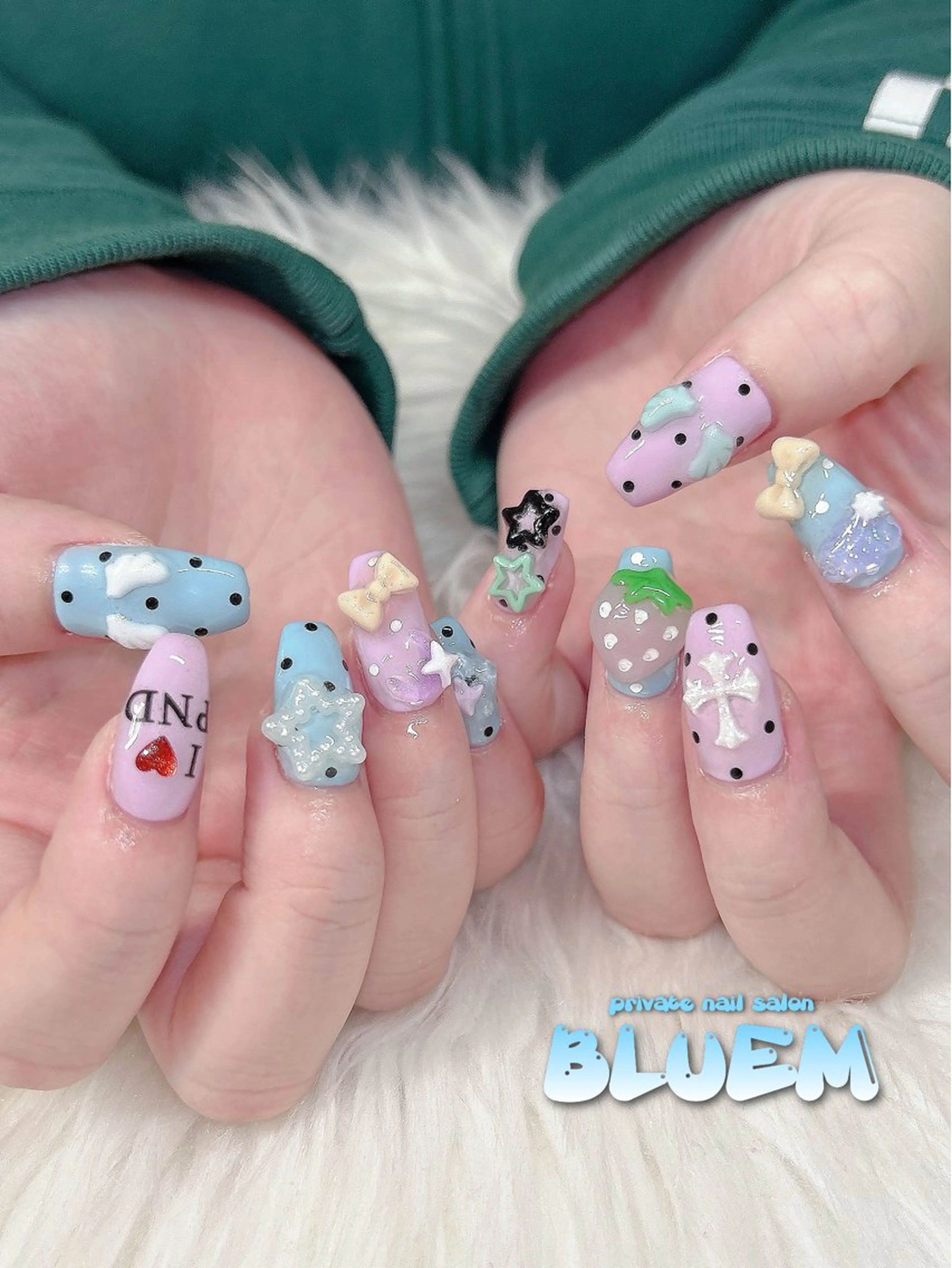 ネイル BLUEM なな🐶のネイルデザイン