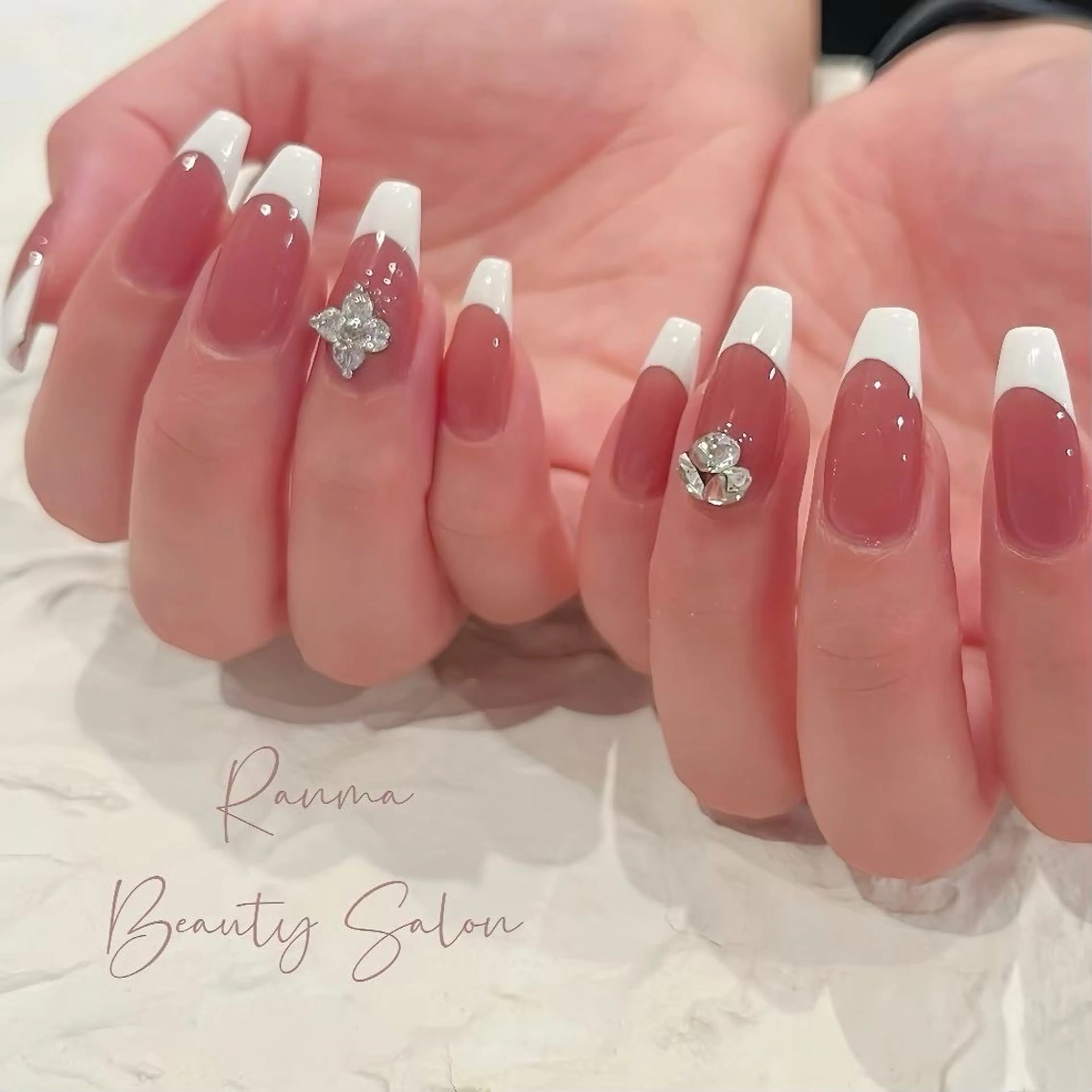 フレンチコース💅ストーン10粒まで無料✨（パーツは別途）の写真