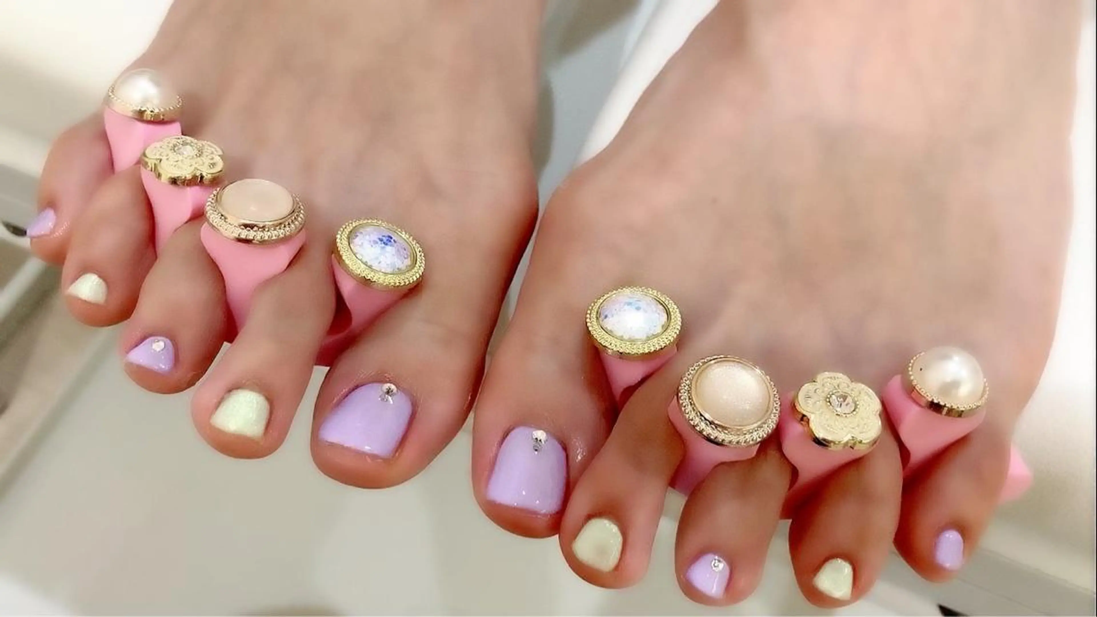 ネイル マツエク・マツパ アイブロウ 韓国風マツエク パリジェンヌラッシュリフト まつげパーマ 長さ出し フットネイル フットネイル Nail&eye Belire 新宿のネイルデザイン