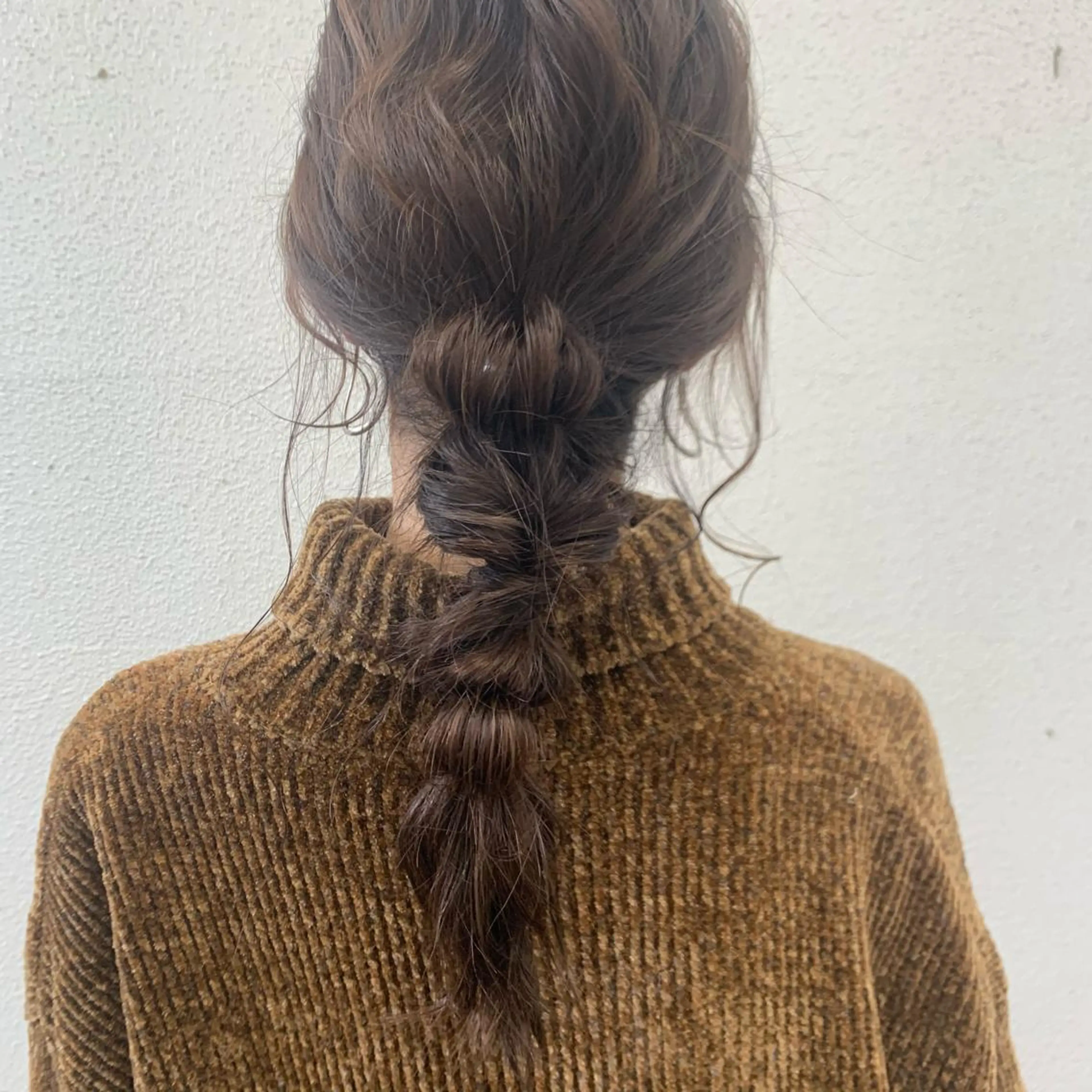 セミロング ヘアアレンジ 甲斐 もあのヘアスタイル