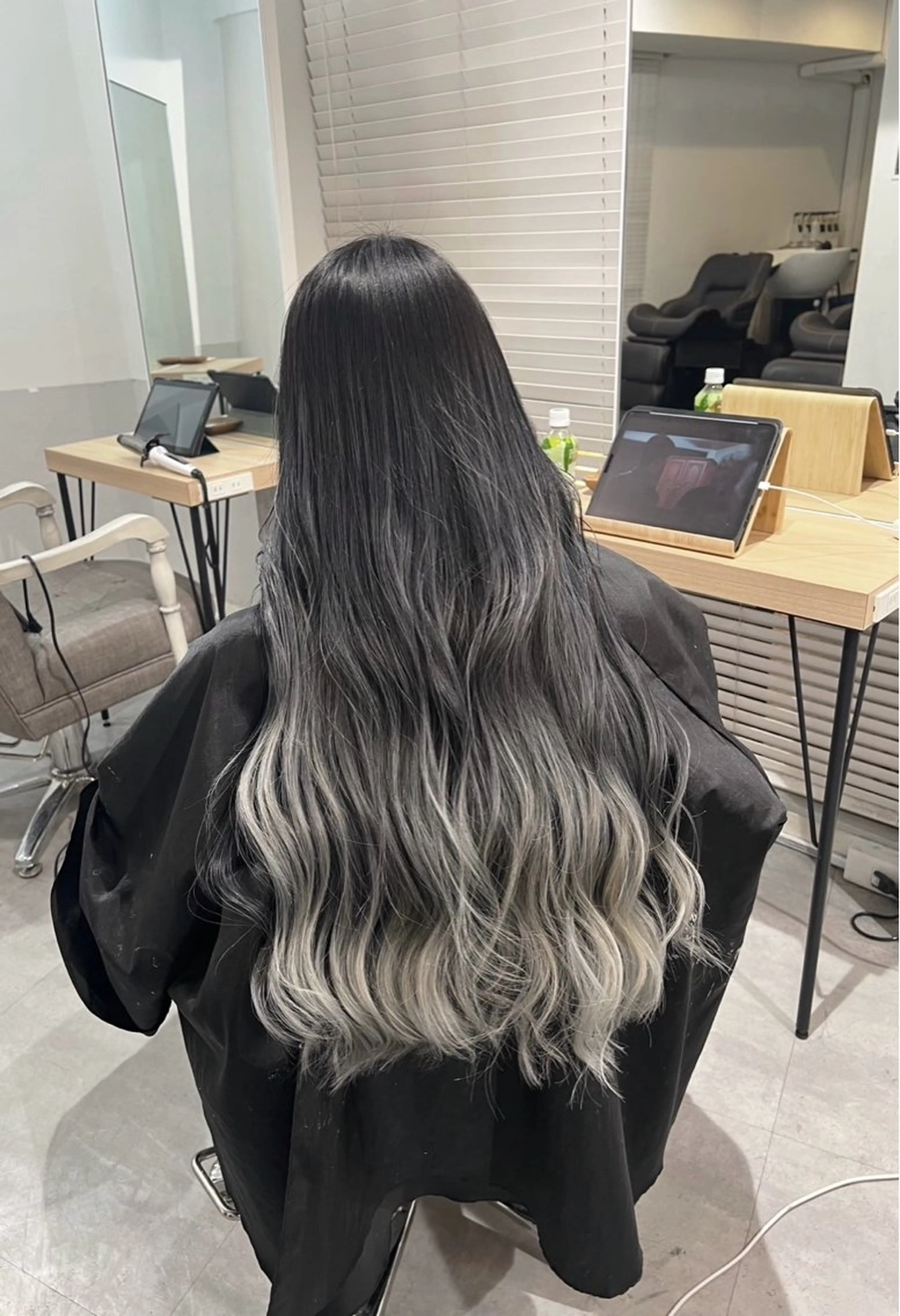 ロング カラー バレイヤージュ シルバー ホワイトシルバー レイヤーカット ヘアカラー トリートメント 指名数No.1 /NAOYAのヘアスタイル