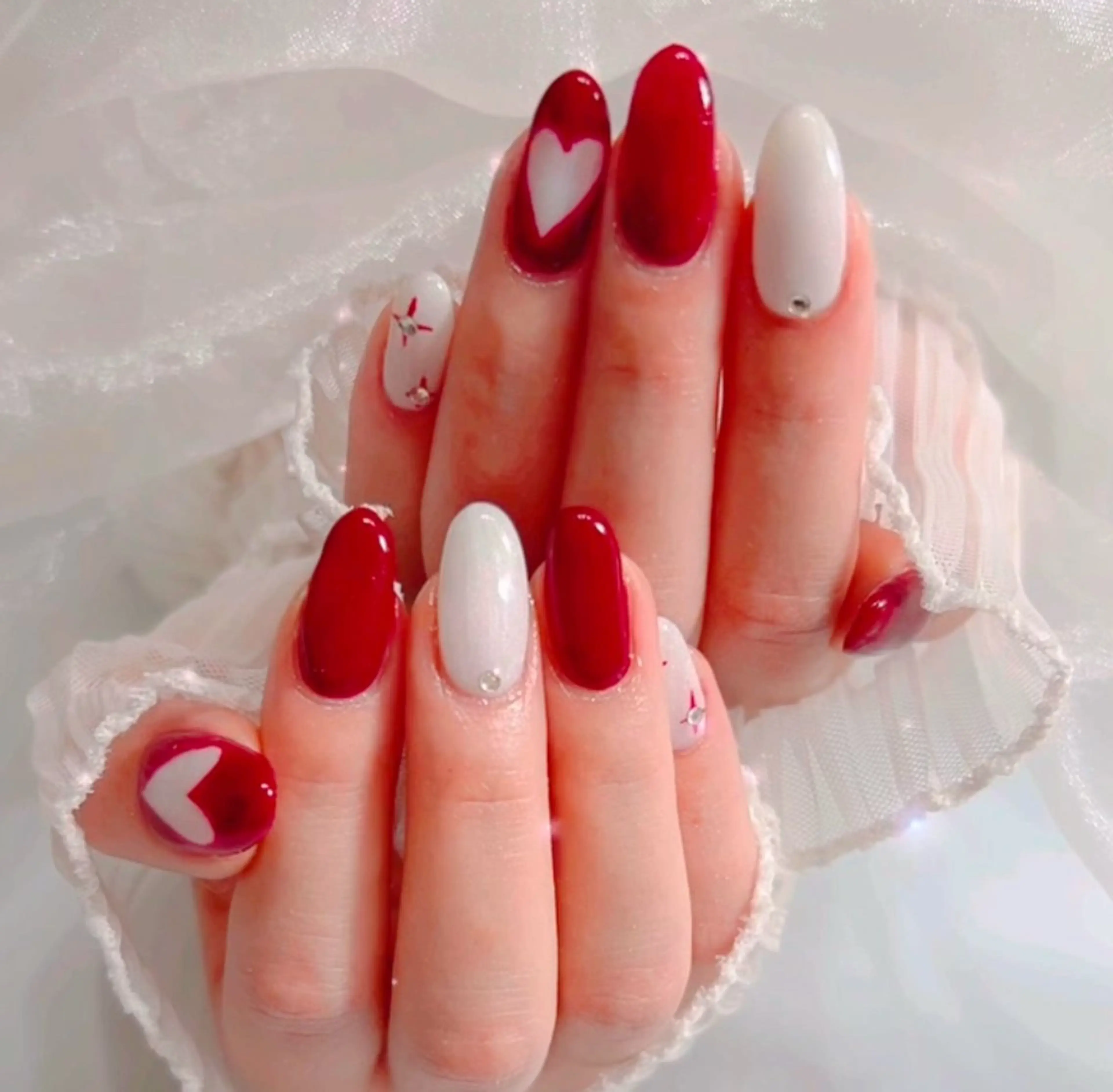 ネイル ハート 赤色 ショートネイル 冬ネイル エムネイル サロンのネイルデザイン