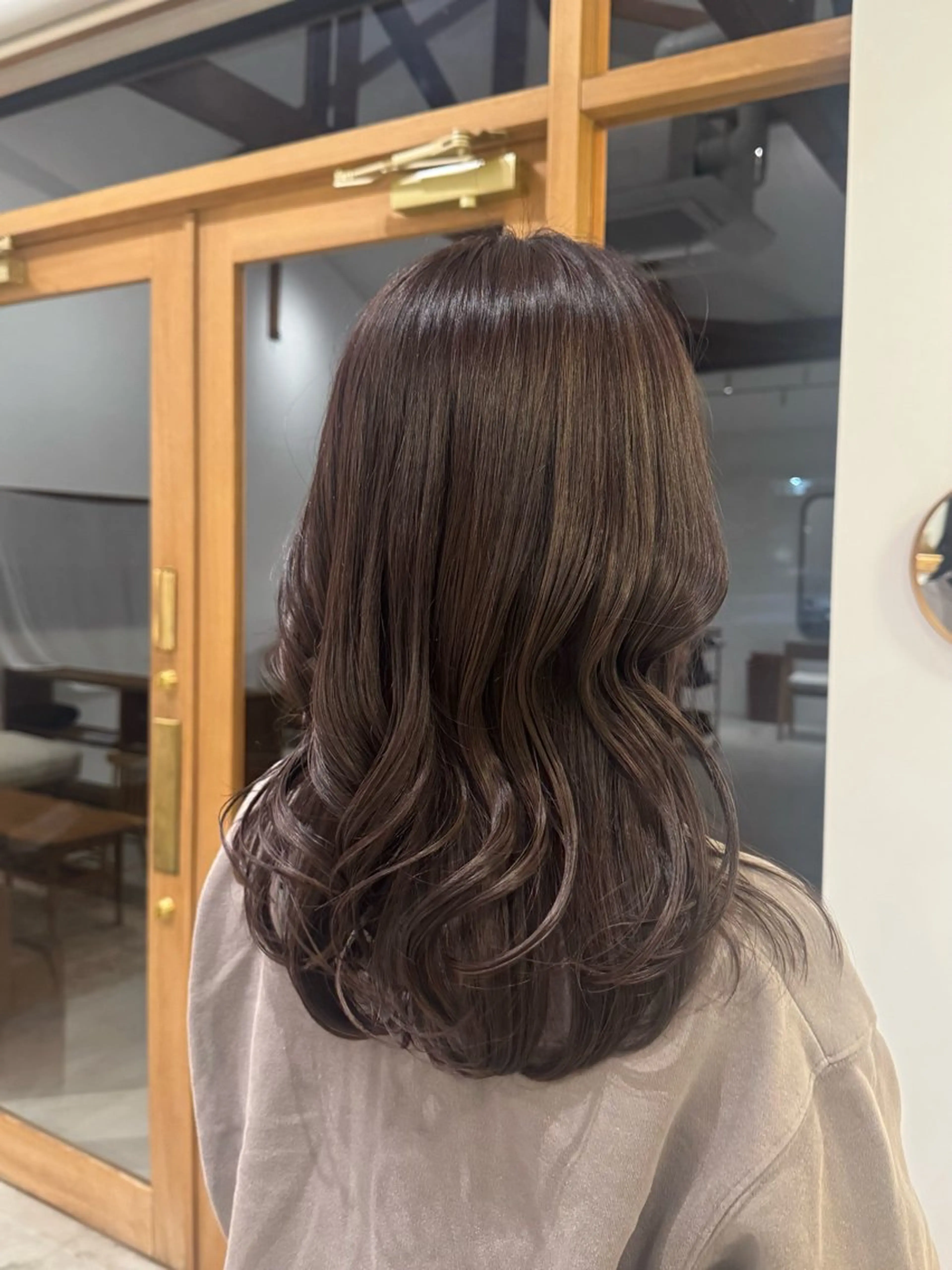 セミロング カラー 透明感カラー グレージュ ラベンダーカラー ラベンダーグレージュ ラベンダーグレー 亀山 友菜のヘアスタイル
