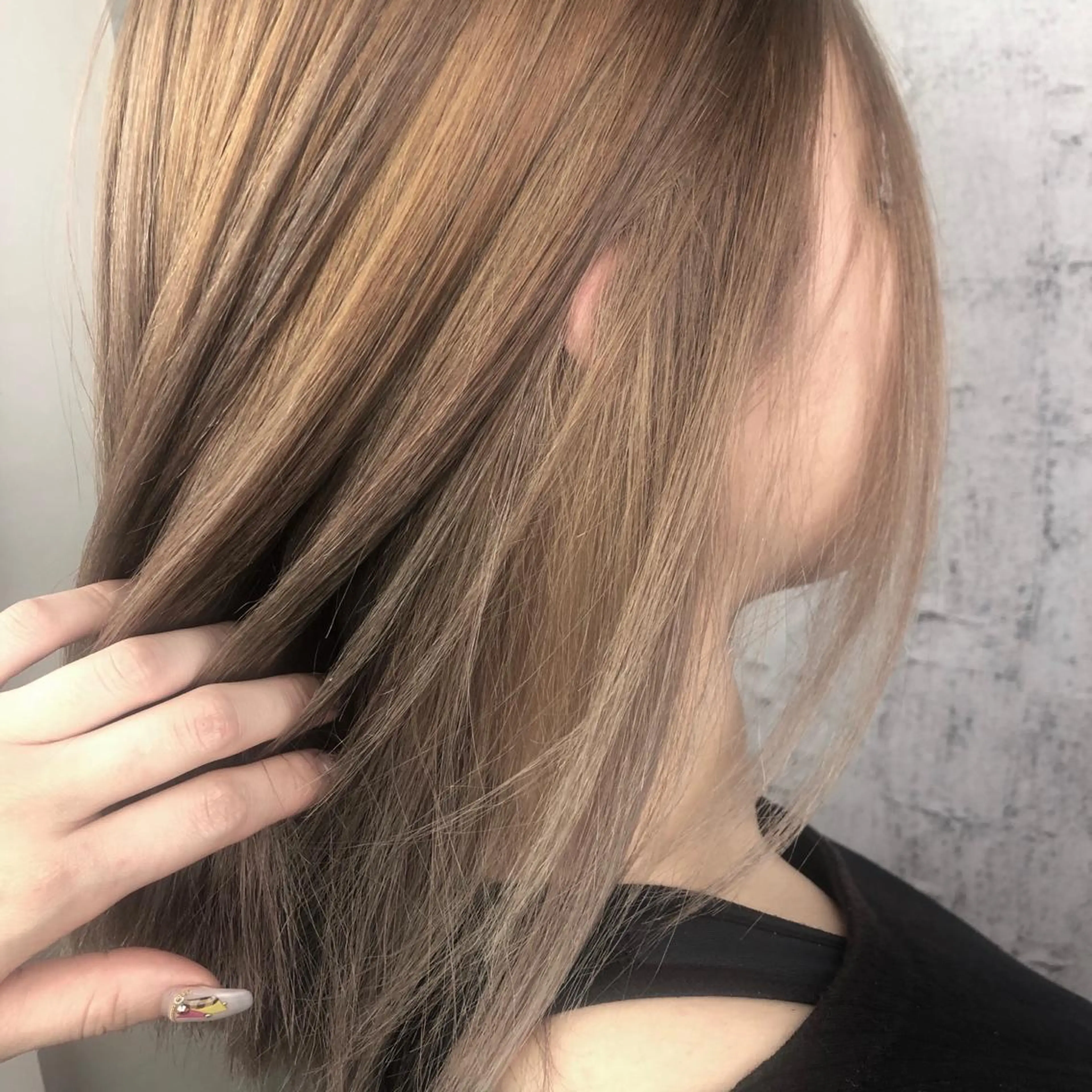 ミディアム カラー イルミナカラー シルバー 小顔レイヤー/ ベージュ🤍Rieのヘアスタイル