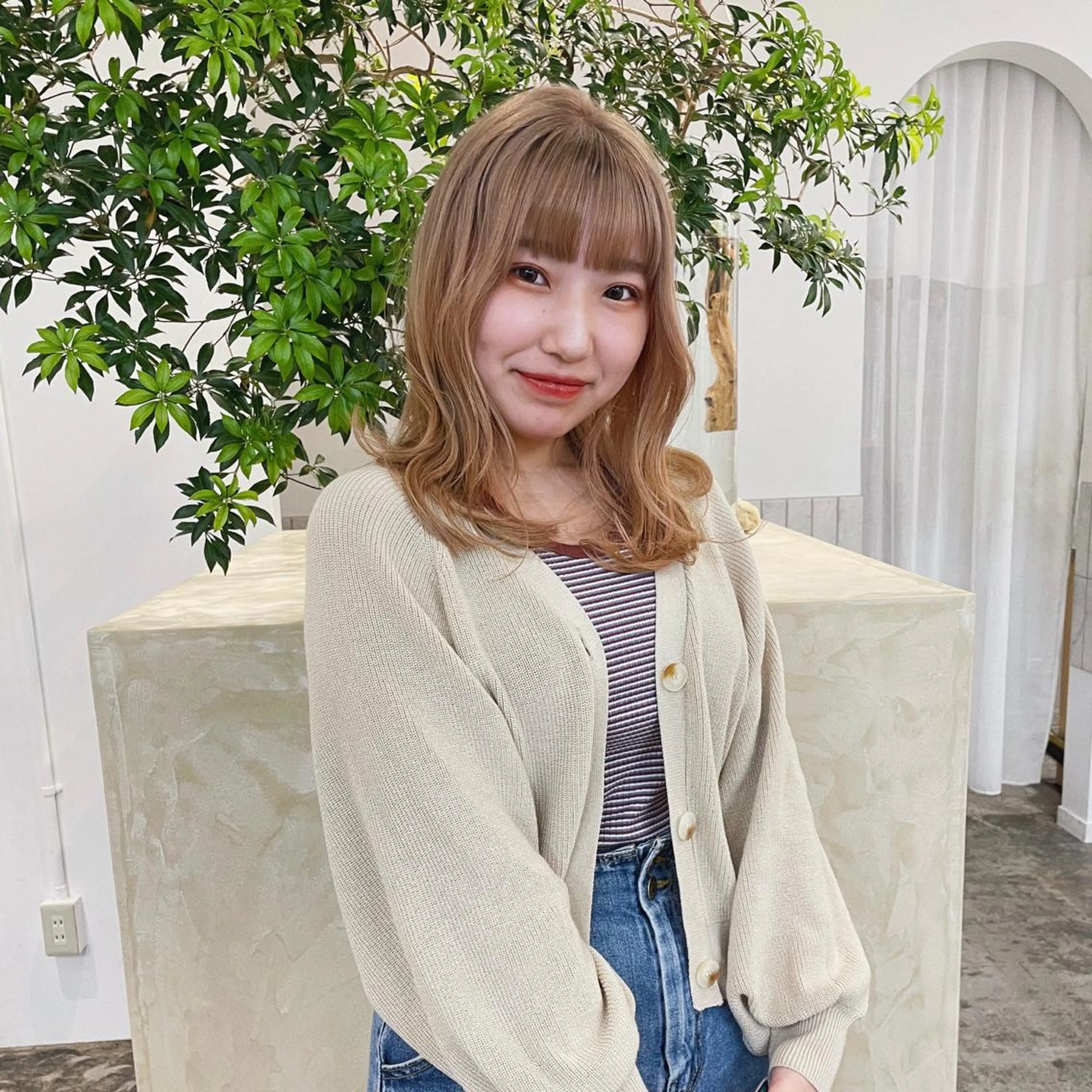 セミロング カラー ベージュカラー ブリーチ ケアブリーチ ダブルカラー イヤリングカラー Belle BIANCA所属・スギヤマ ショウゴのヘアスタイル