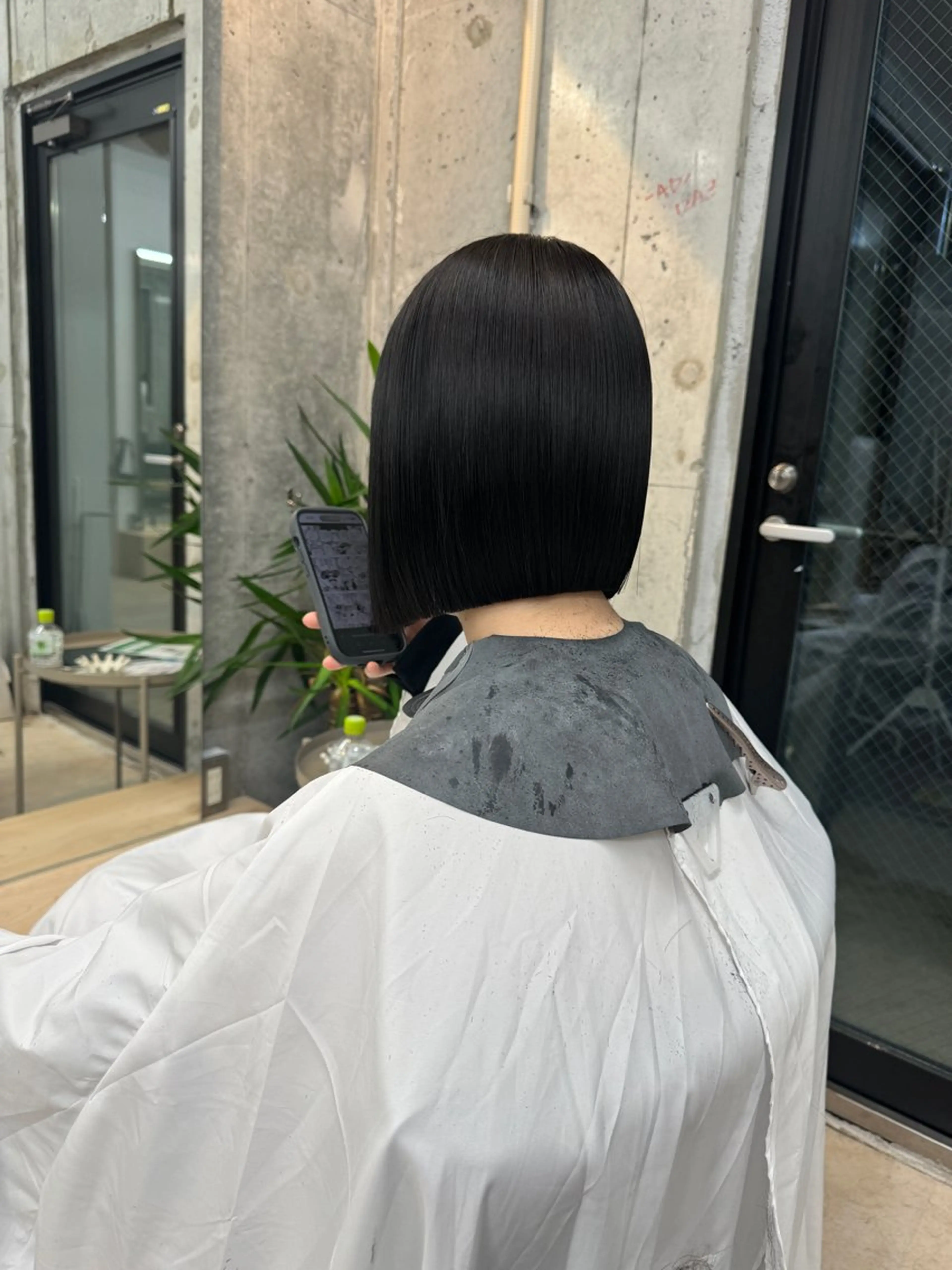 ショート カラー 切りっぱなしボブ レイヤー/縮毛矯正のヘアスタイル