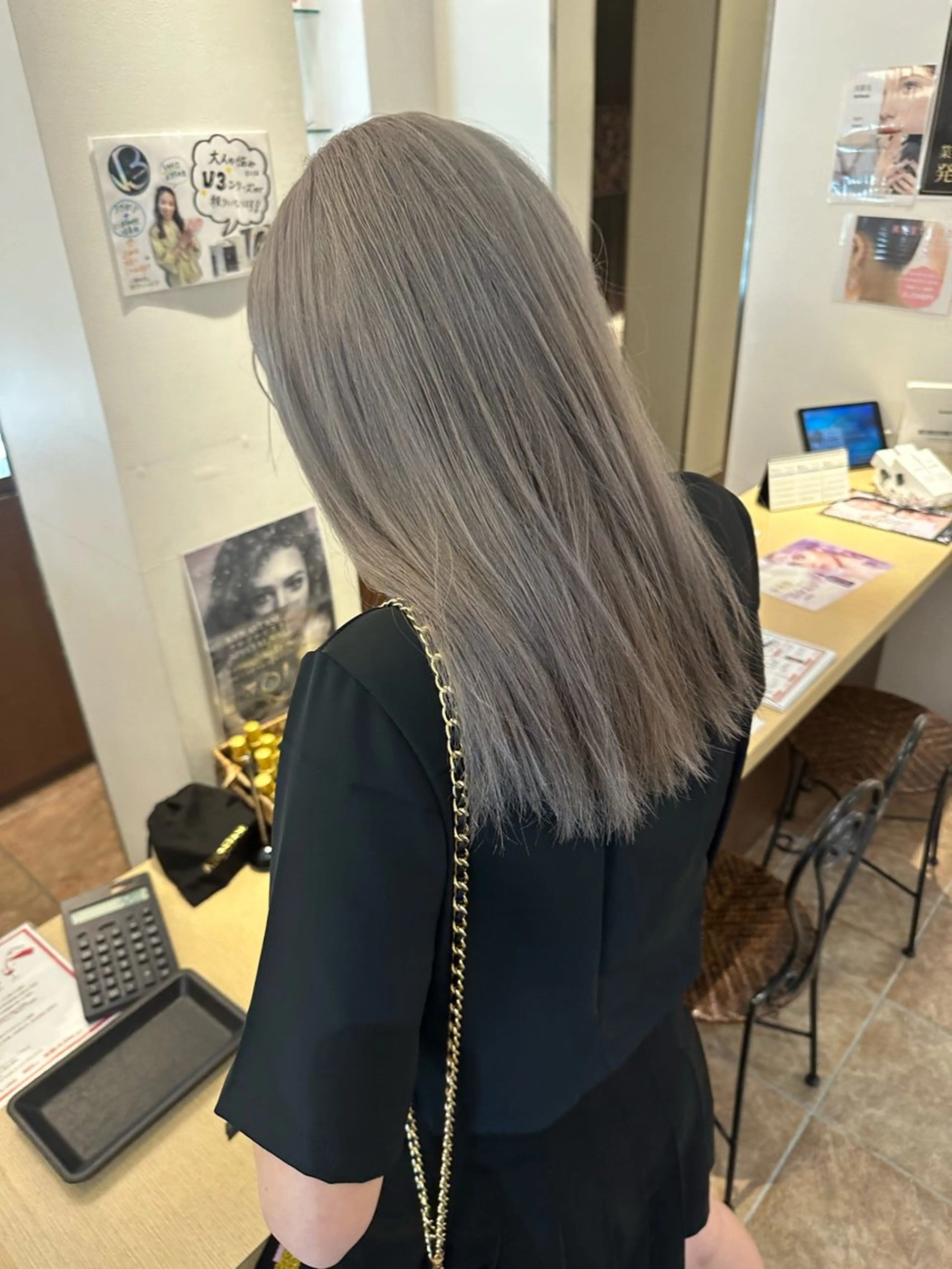 セミロング カラー シルバー ヘアカラー トリートメント ダメージレスブリーチ HIROSHIのヘアスタイル