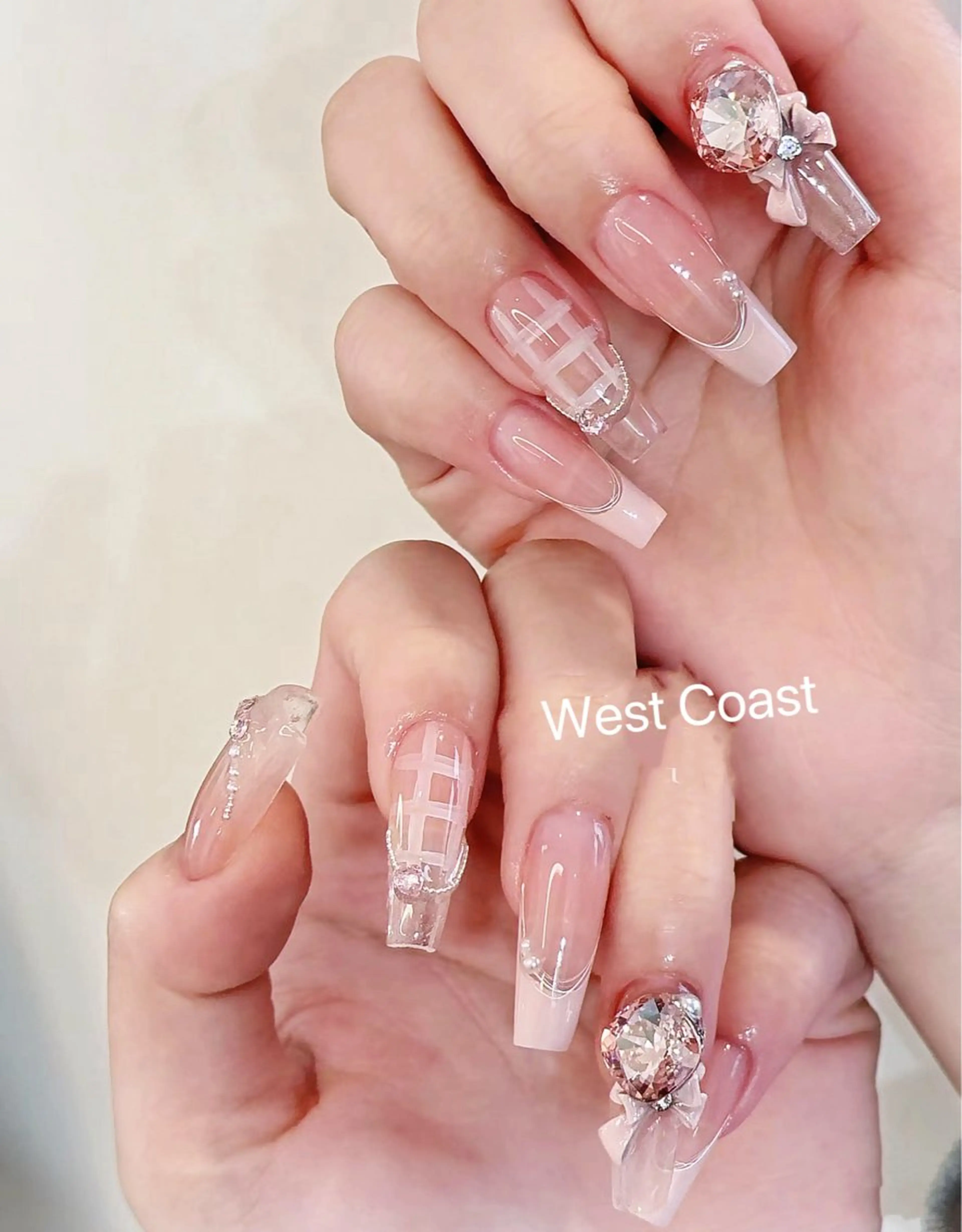 ネイル ガーリー リボン、ガーリー パーツ放題専門店のネイルデザイン