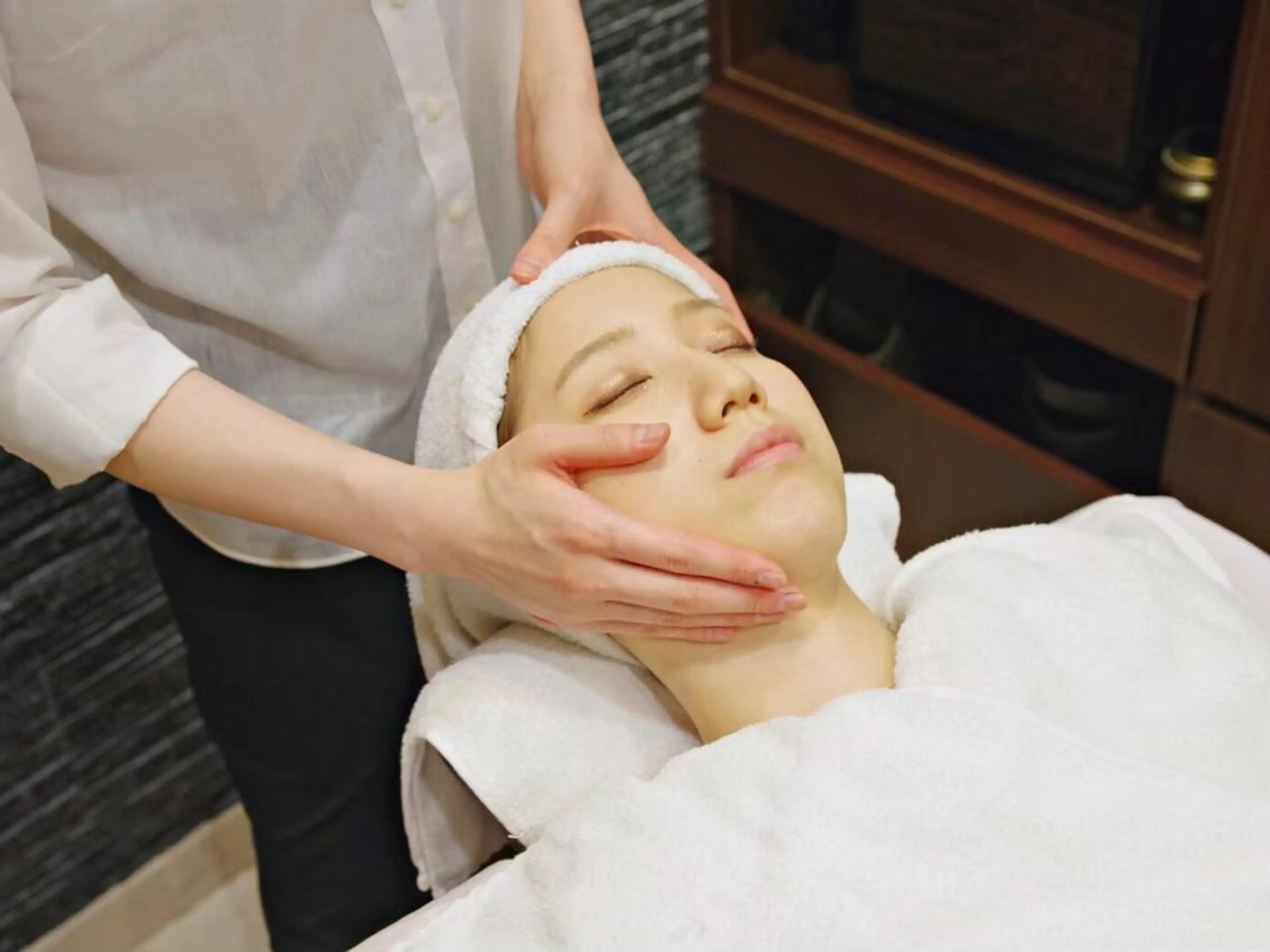 ⭐️お顔スッキリ⭐️お顔+襟足シェービング&お顔ほぐしの写真