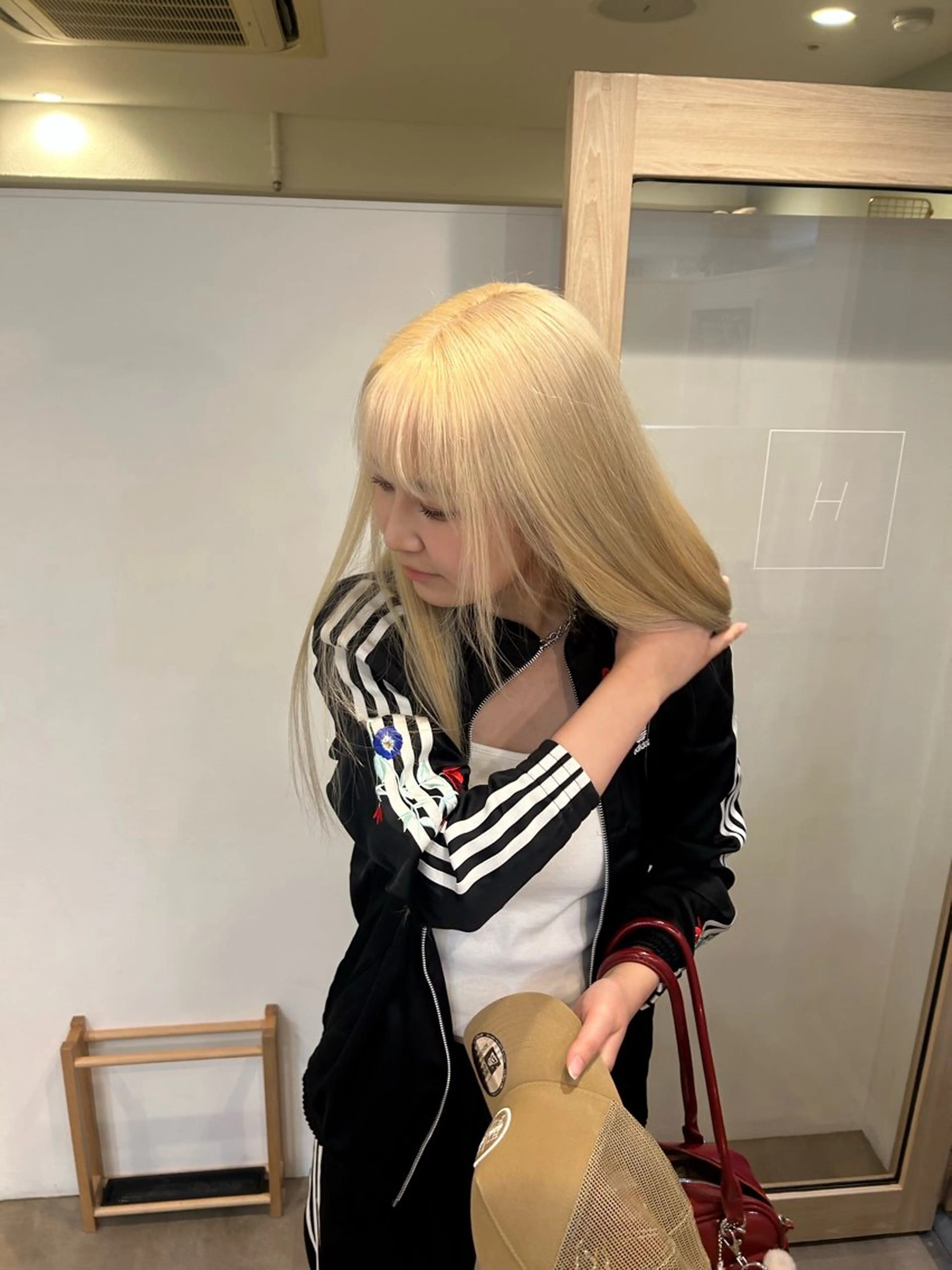 ロング カラー ブリーチ H女性専用サロン梅田所属・伊澤 紗弥のヘアスタイル