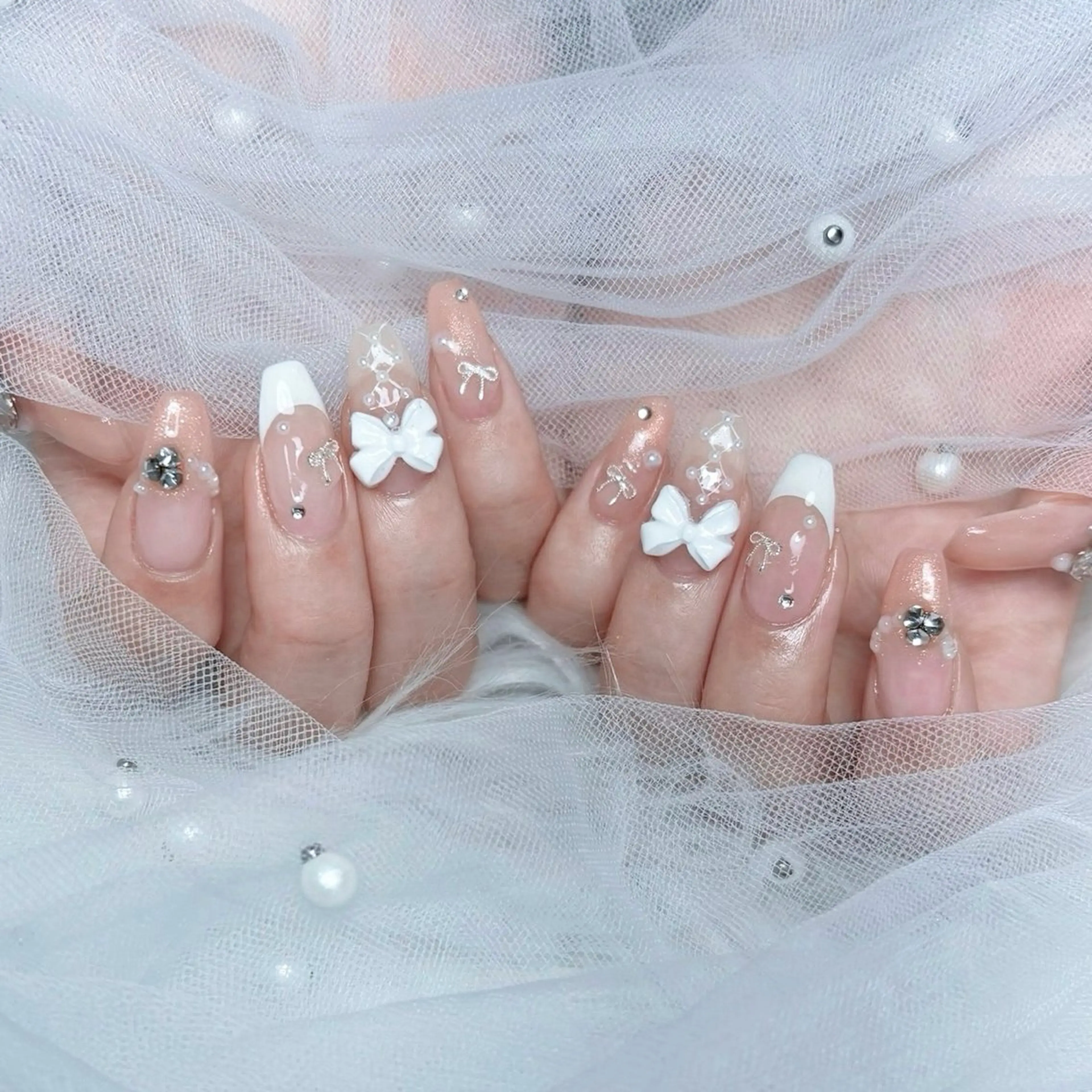 ネイル ガーリー リボン ハンドネイル 𝑬𝑹𝑰𝑲𝑨 𓂃🎀𓈒𓏸のネイルデザイン