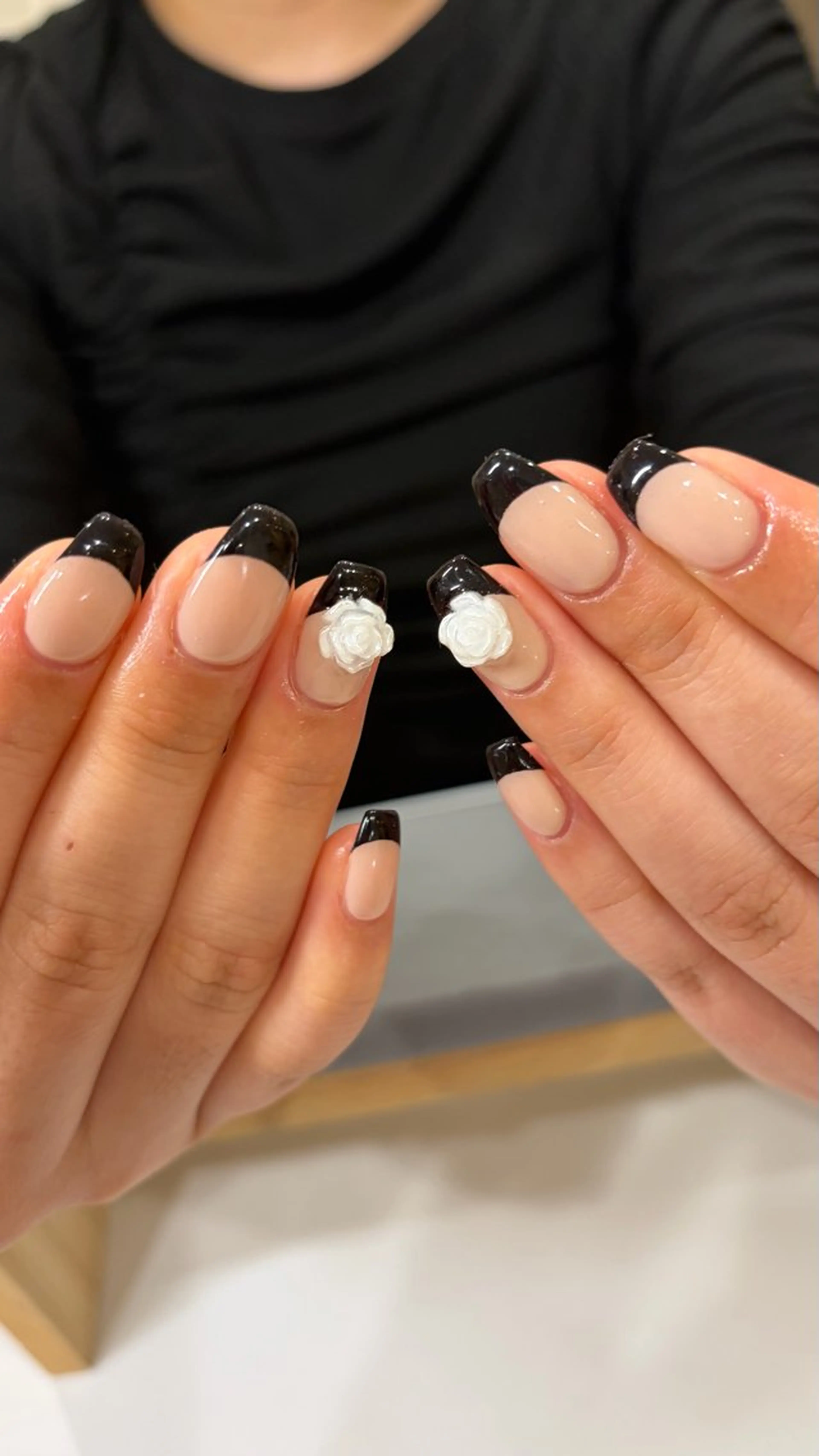 ネイル ハンドネイル 𝑟𝑖𝑠𝑎 🕯‎🤍のネイルデザイン