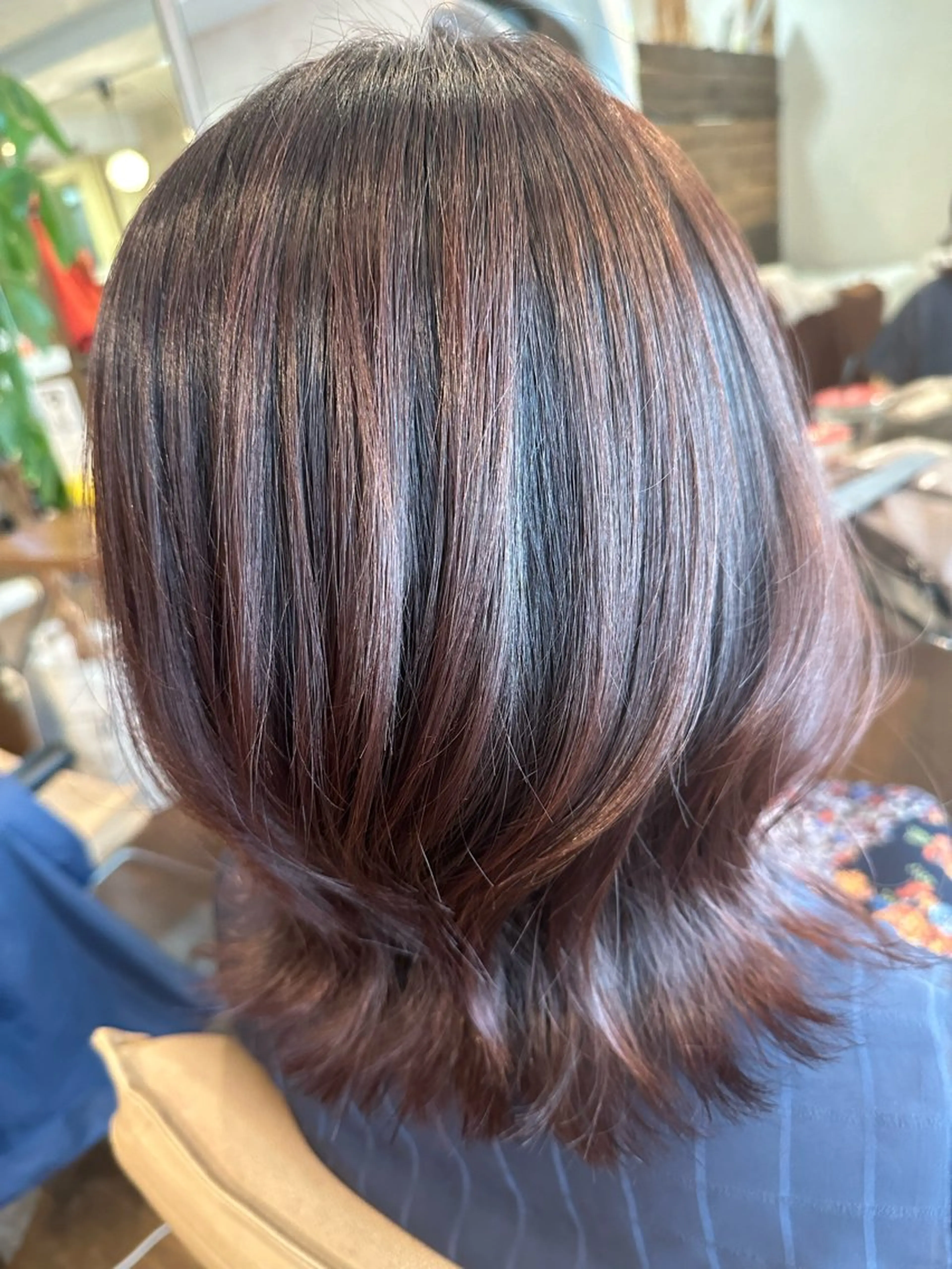 ミディアム カット ヘアカラー coupe ciseauxのヘアスタイル