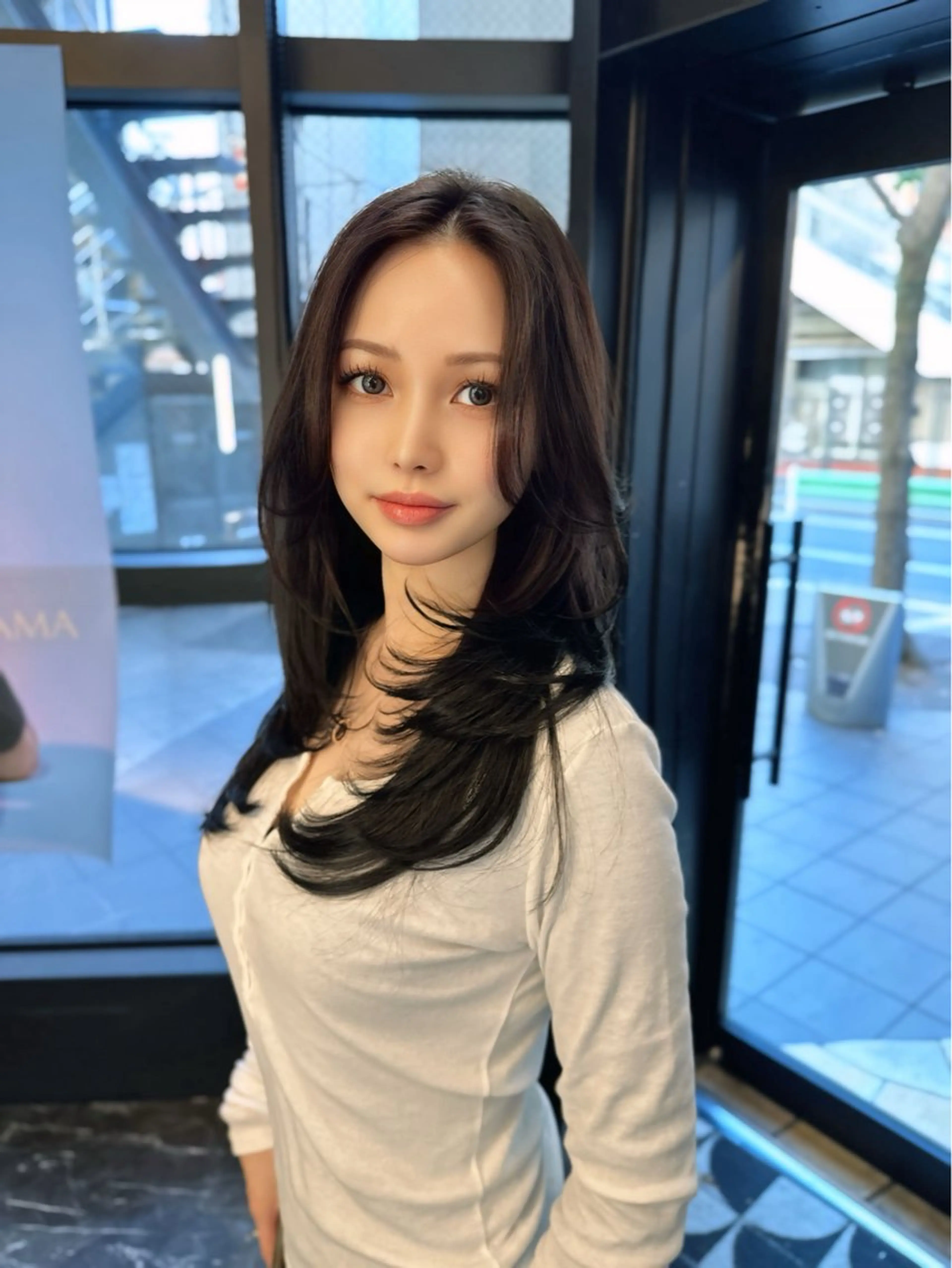 セミロング カラー カット レイヤーカット 透明感カラーのヘアスタイル