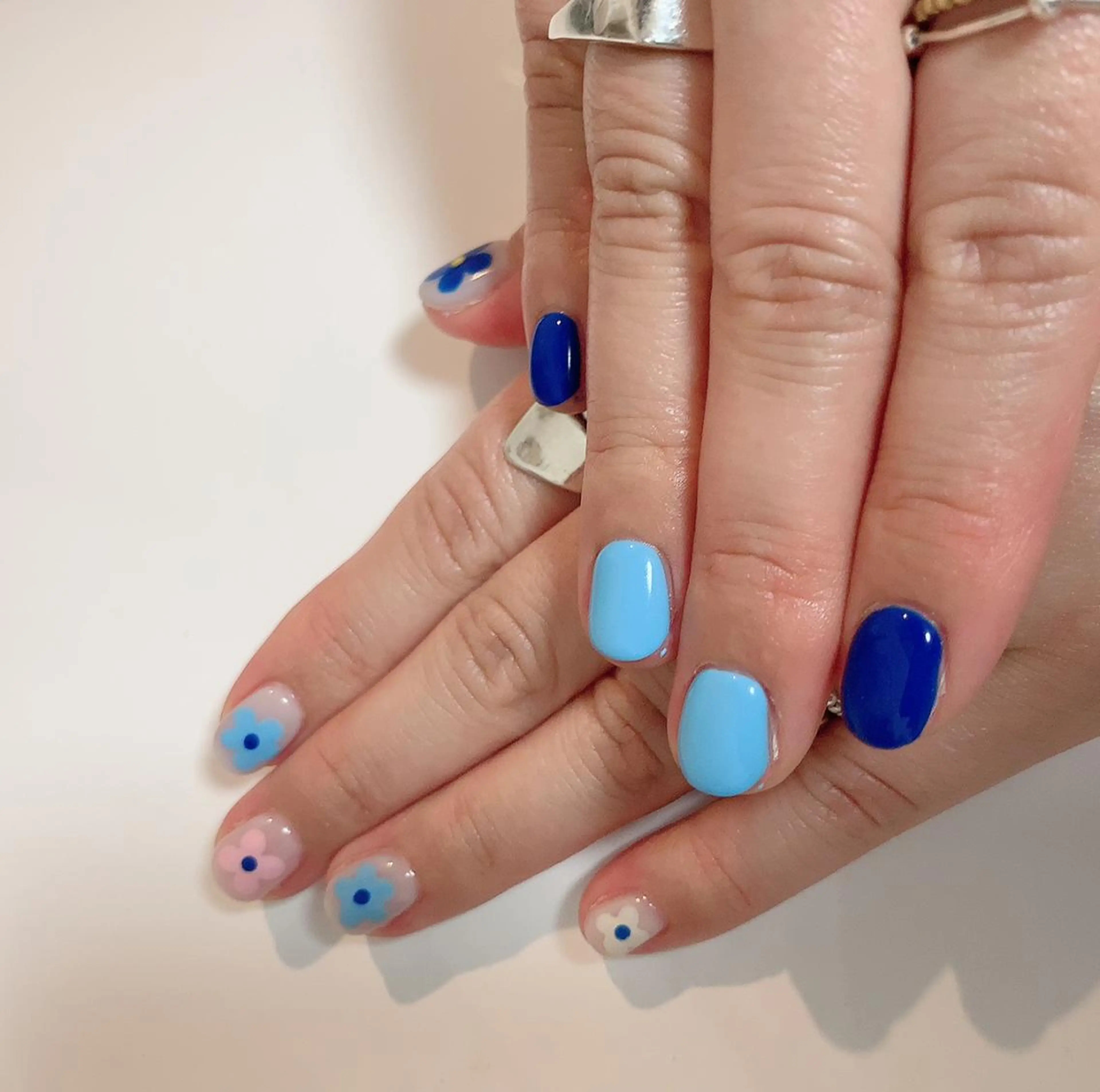 ネイル ネイルリボン 受付スタッフのネイルデザイン