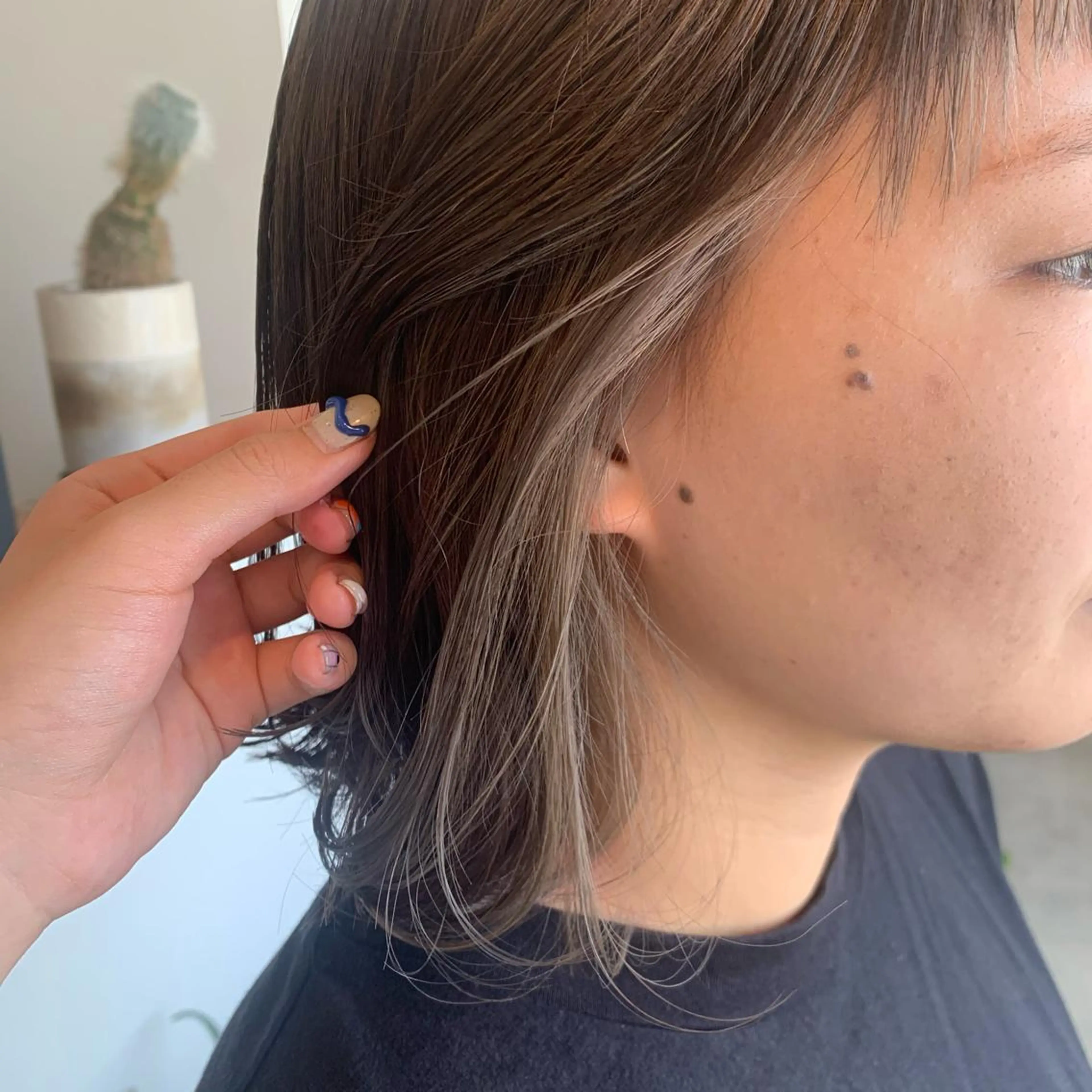 ショート カラー グレージュ インナーカラー ヘアカラー 甲斐 もあのヘアスタイル