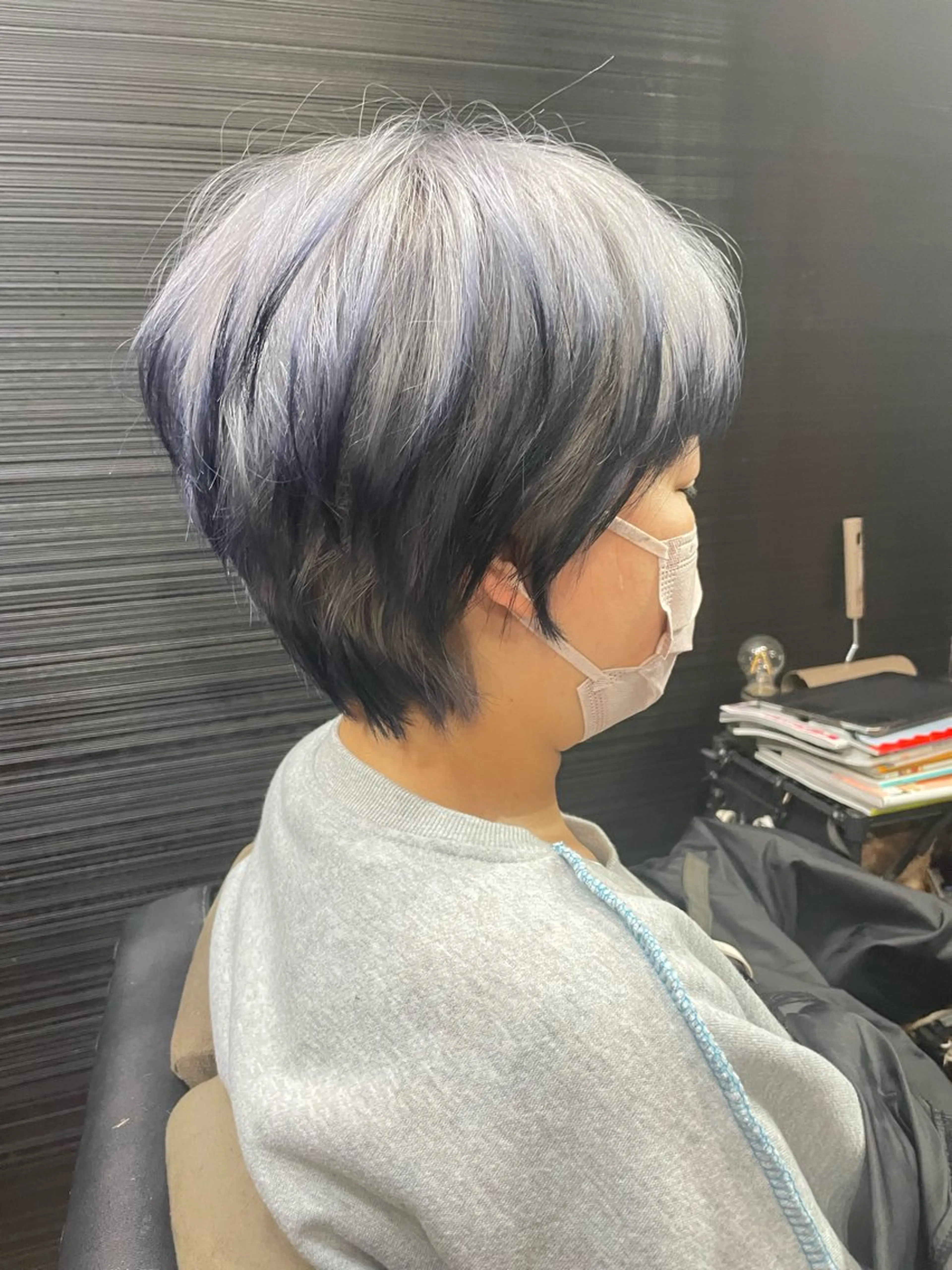 ショート カラー ブリーチ デザインカラー ネイビーカラー シルバー ヘアカラー トリートメント 山本 雅由のヘアスタイル