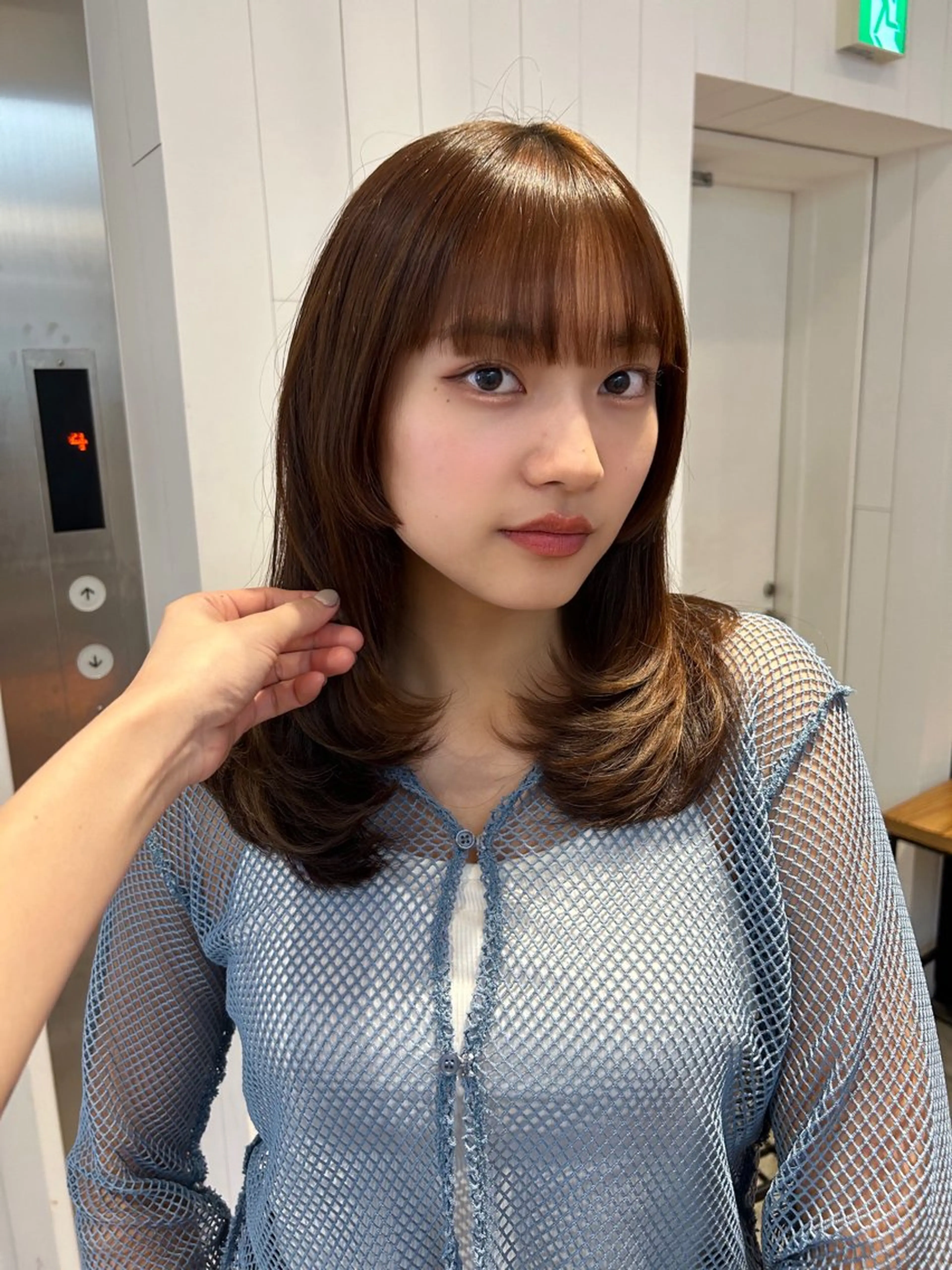 ミディアム レイヤーカット エミリ / オリーブカラーのヘアスタイル