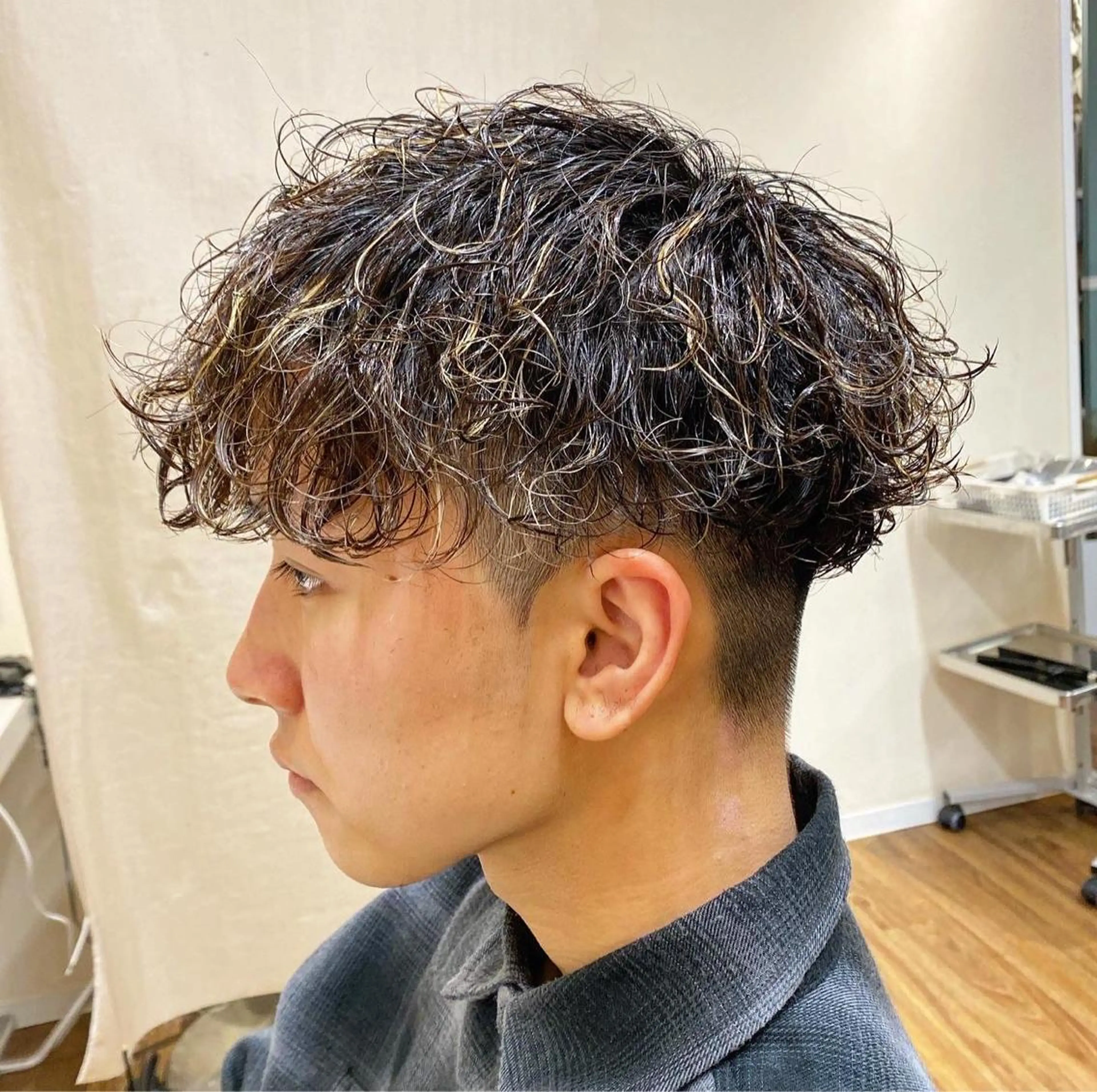 パーマ メンズ ビジネス メンズハイライト カルマパーマ メンズメッシュ メンズパーマ カット パーマ 🟦メンズパーマ🟦 横浜駅｜小上馬淳司のヘアスタイル