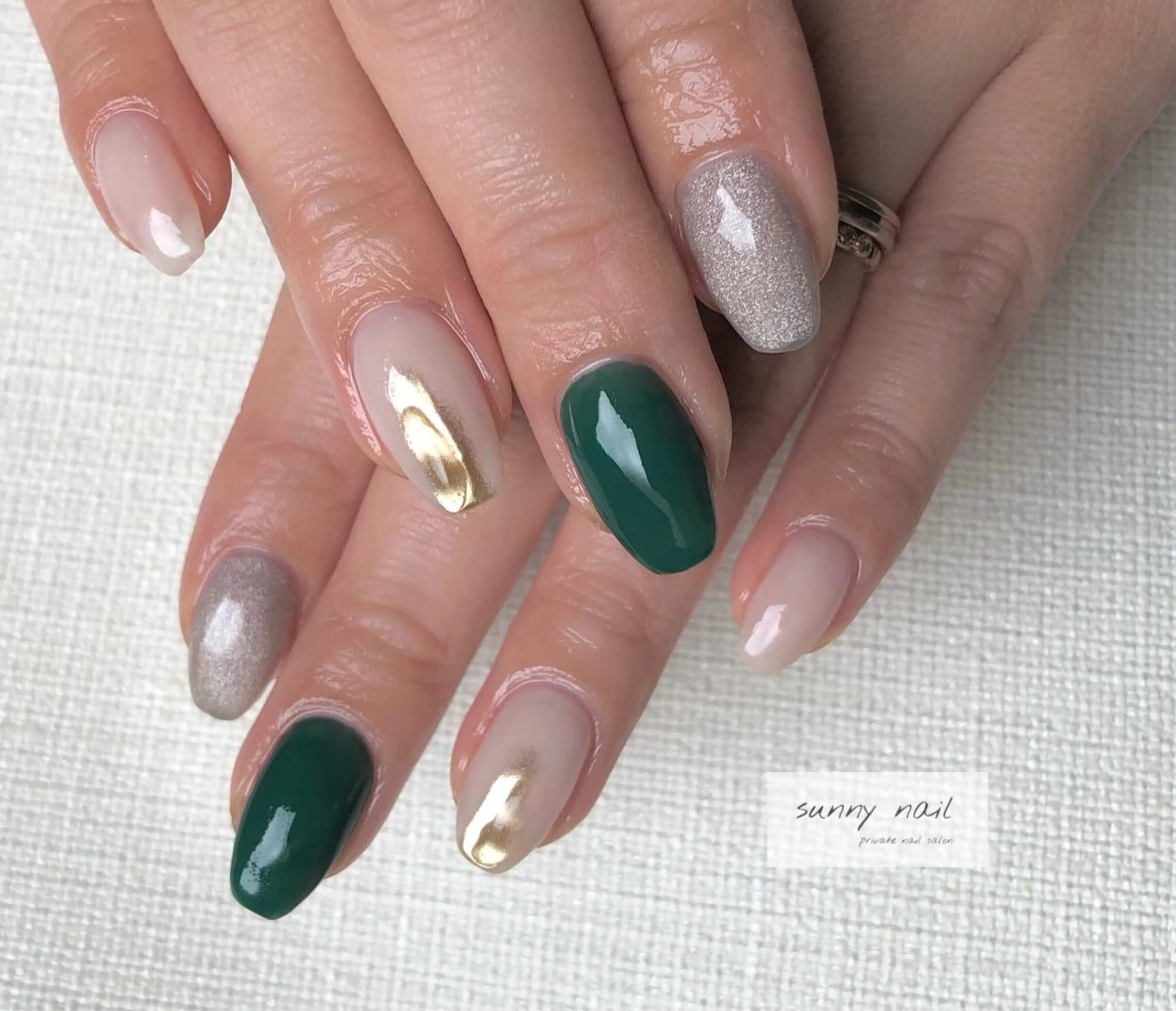 ネイル カジュアル ジェルネイル ゴールド グリーン マグネットネイル sunny nailのネイルデザイン