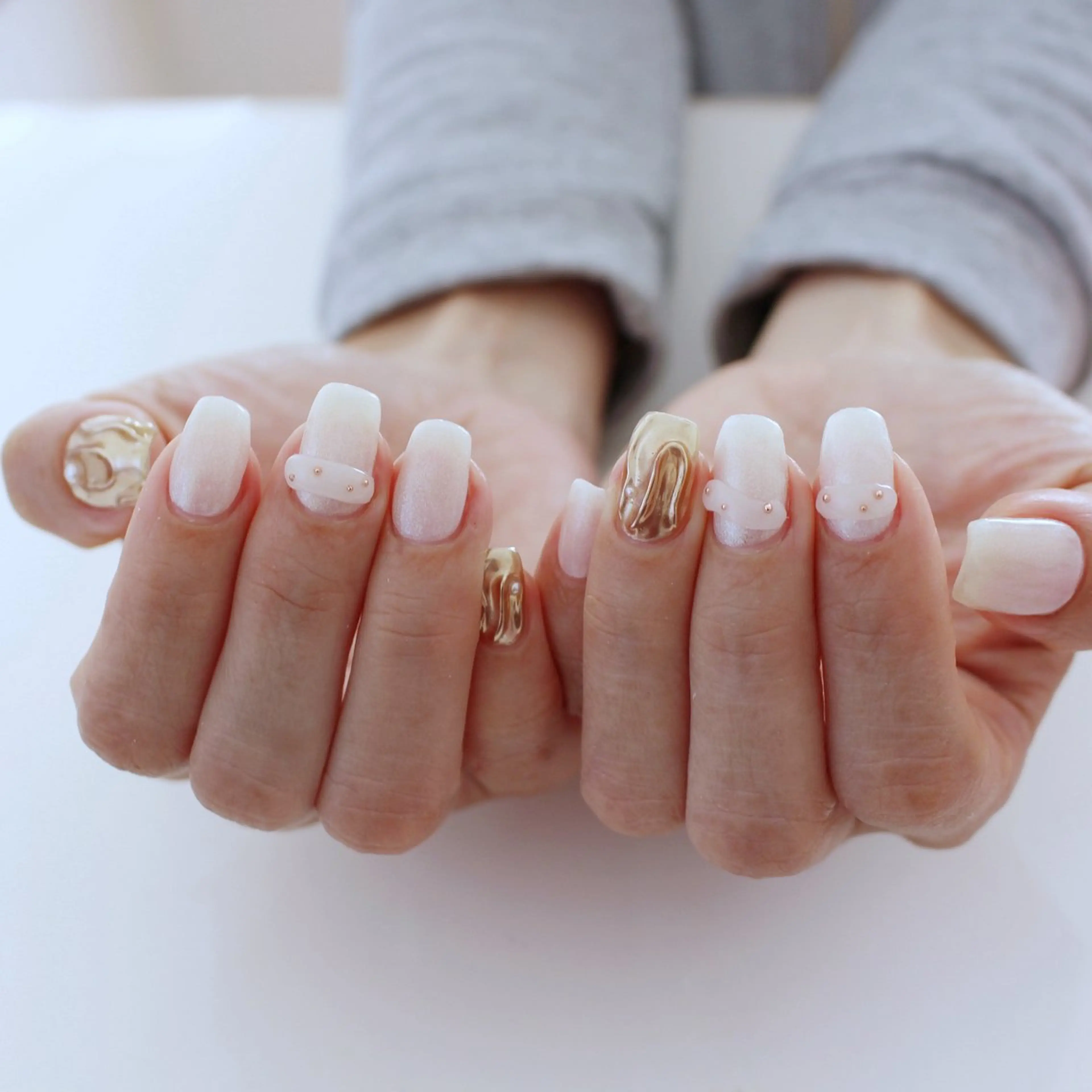 ネイル キラキラネイル ミラーネイル ニュアンスネイル ホワイト 冬ネイル ハンドネイル Baku Nailsのネイルデザイン