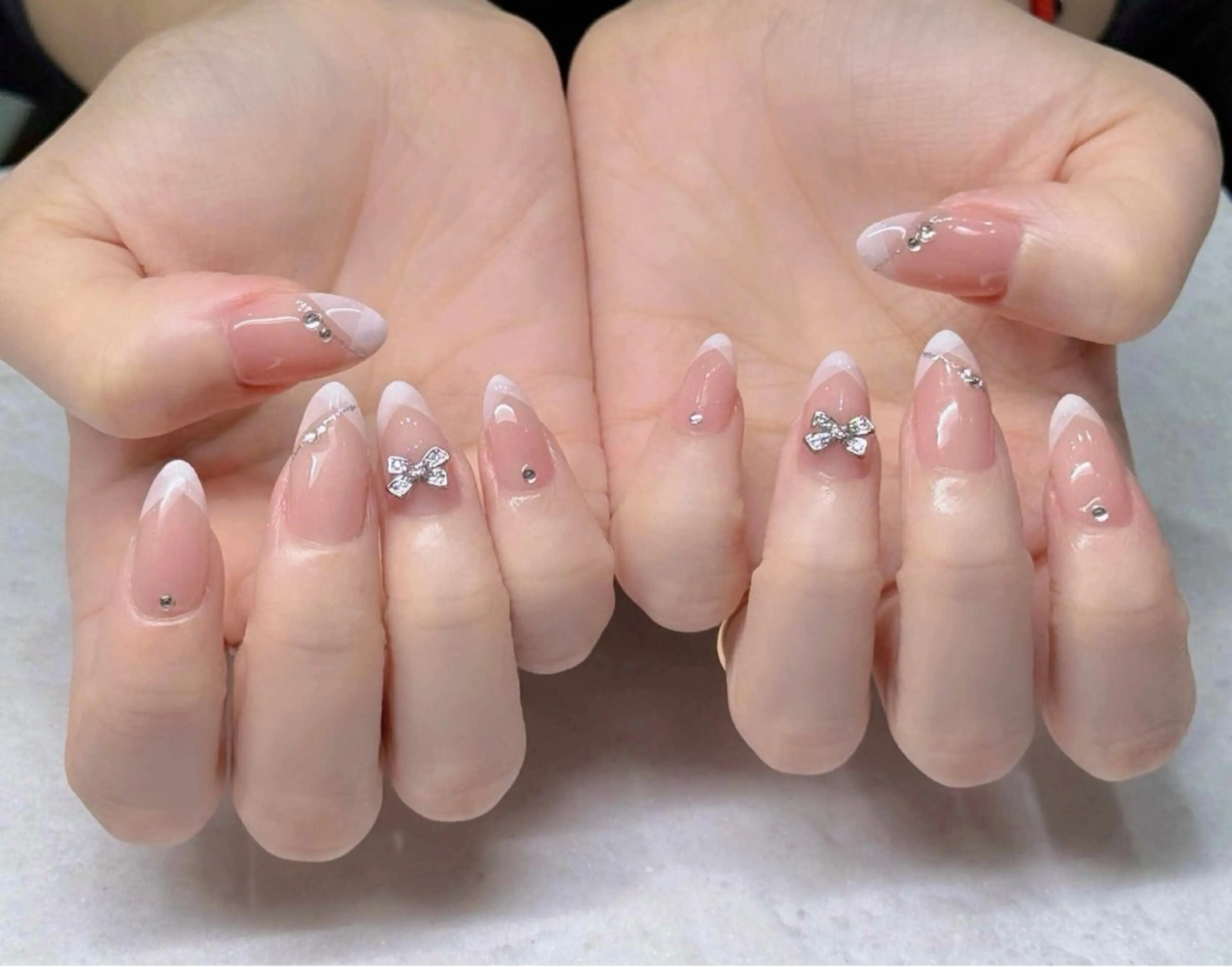 ネイル オーロラネイル ブルー チークネイル フットネイル フレンチネイル ハンドネイル Ema エマのネイルデザイン