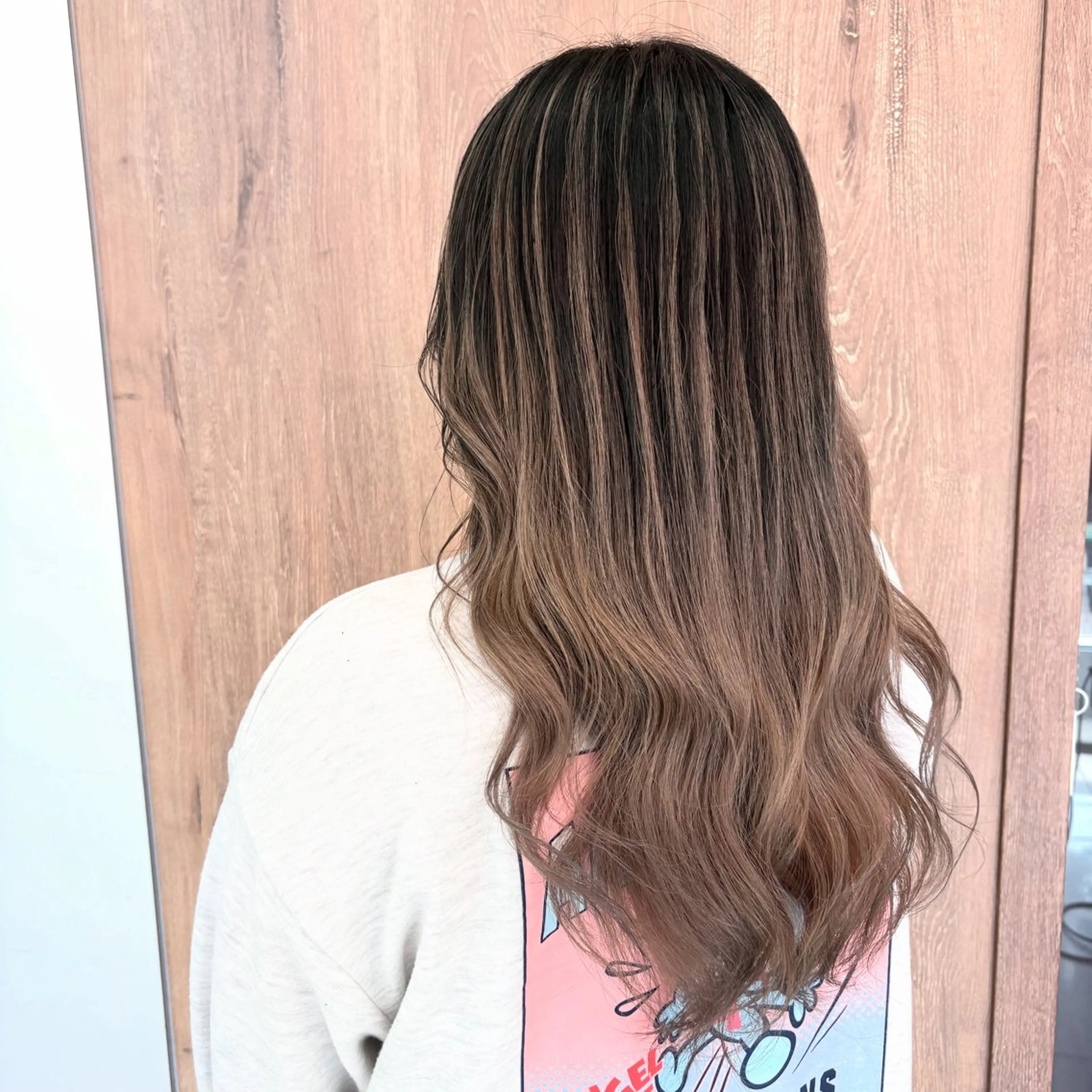 ロング カラー 小坂 麻綾のヘアスタイル