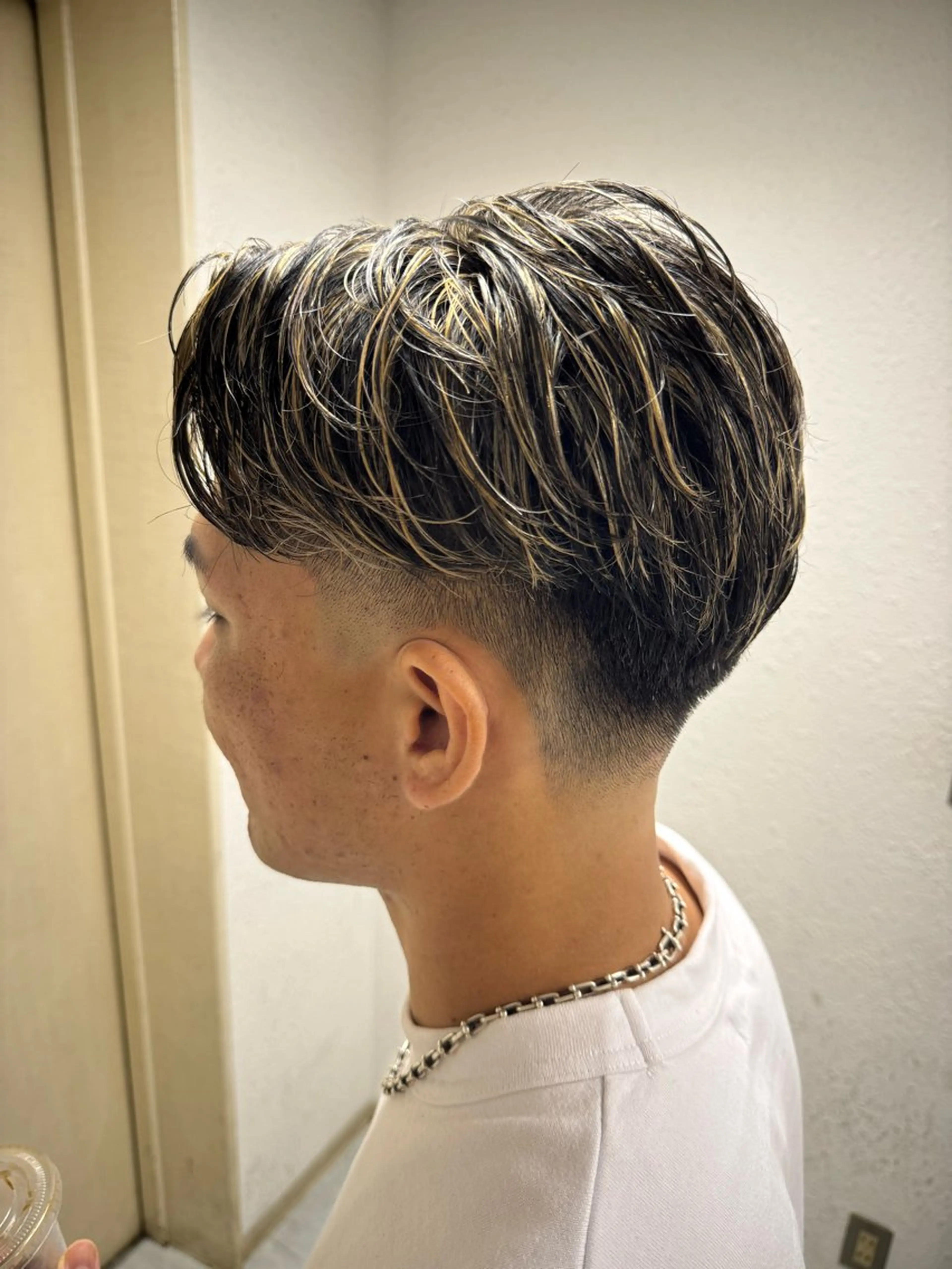 ショート カラー メンズ メンズブリーチ センターパート ダウンパーマ フェードカット メンズハイライト カット ヘアカラー トリートメント 💈メンズ特化💈 TASUKUのヘアスタイル