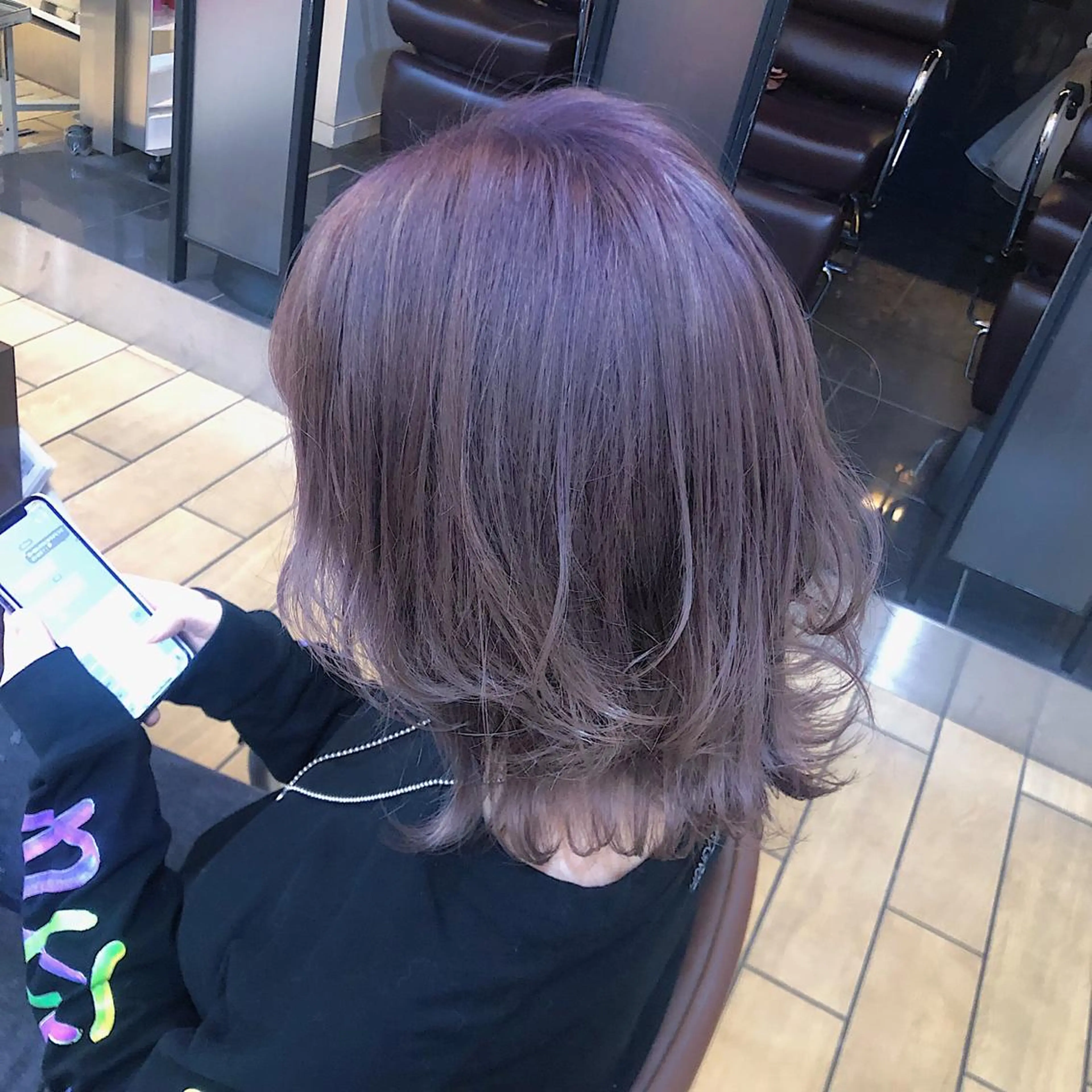ミディアム カラー アッシュ パープルカラー パープルアッシュ ワンカールで盛れる レイヤー🎀Macoのヘアスタイル